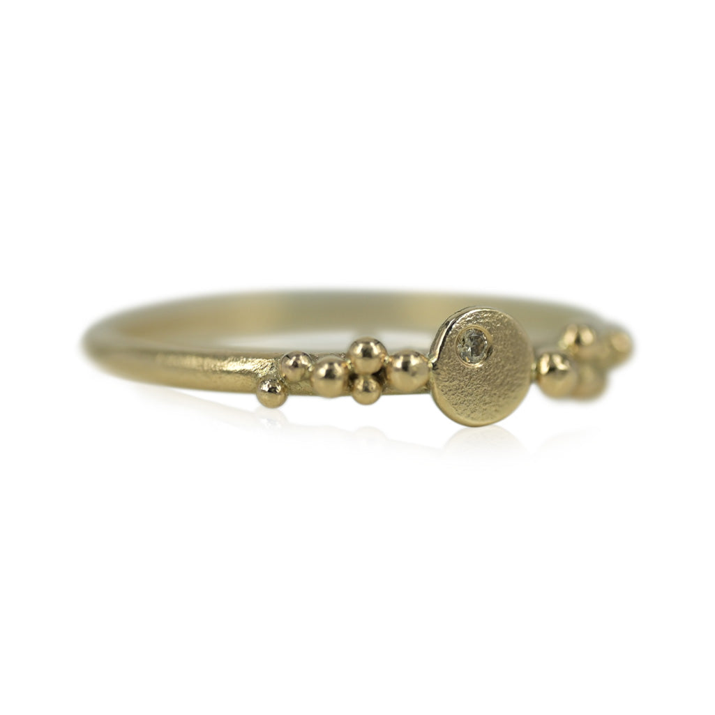 14 kt. guldring med de fineste skiver og bobler, en let og elegant ring
Her får du en smuk og elegant ring på en og samme tid, isat smuk champagne farvet diamant.
