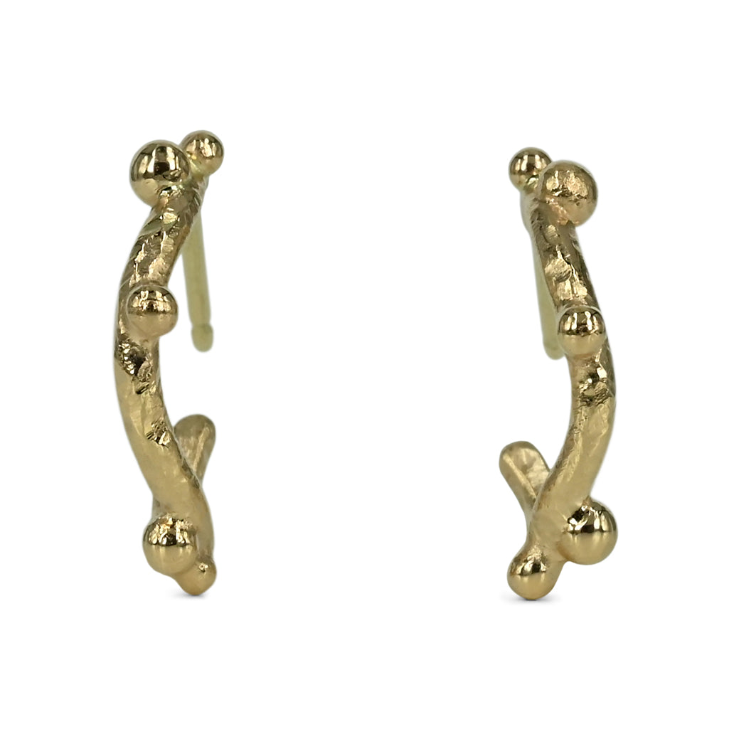 øreringe som creol i organisk design, fin bølger og smukke guld kugler -vises forfra