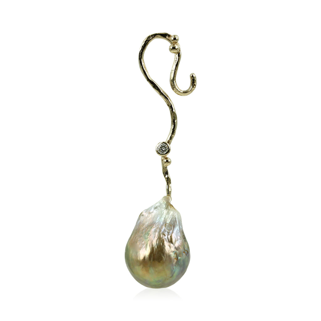 Infinity - 14 kt. Guld ørering med barok rosa ferskvandsperle Denne ørering er skabt i 14 kt. guld, og isat en smuk hvis ferskvandsperle, samt en 0,05 ct brillant.