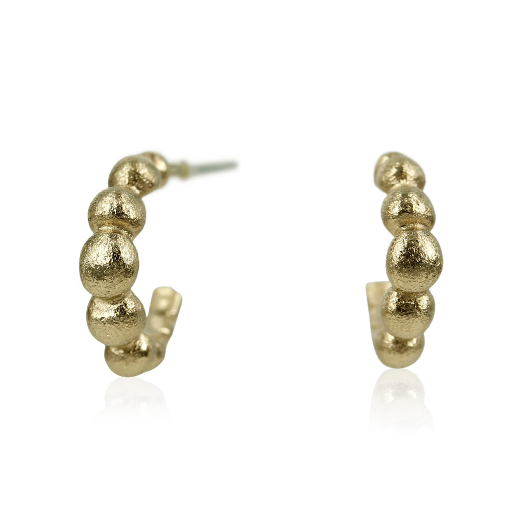 mat uden brill - Bubbles - Smukke 14 kt. guld Creoler med smukke kugler der sidder smukt og elegant i forløb. Creolerne kan vælges med og uden diamanter.