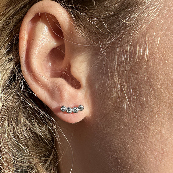 diamant ørering med 4 stk diamanter, vises på øret