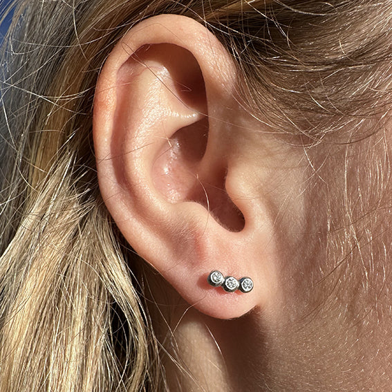 diamant ørering med 3 stk diamanter, vises på øret