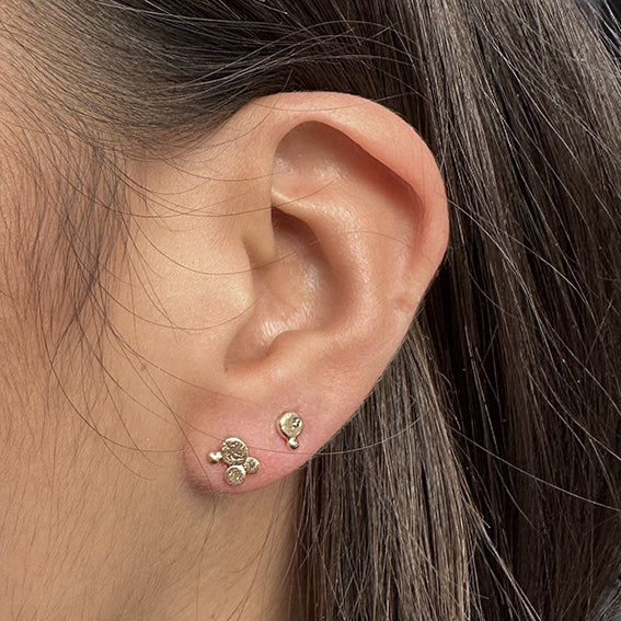 Kaskade - 14 kt ørestik med grøn diamant