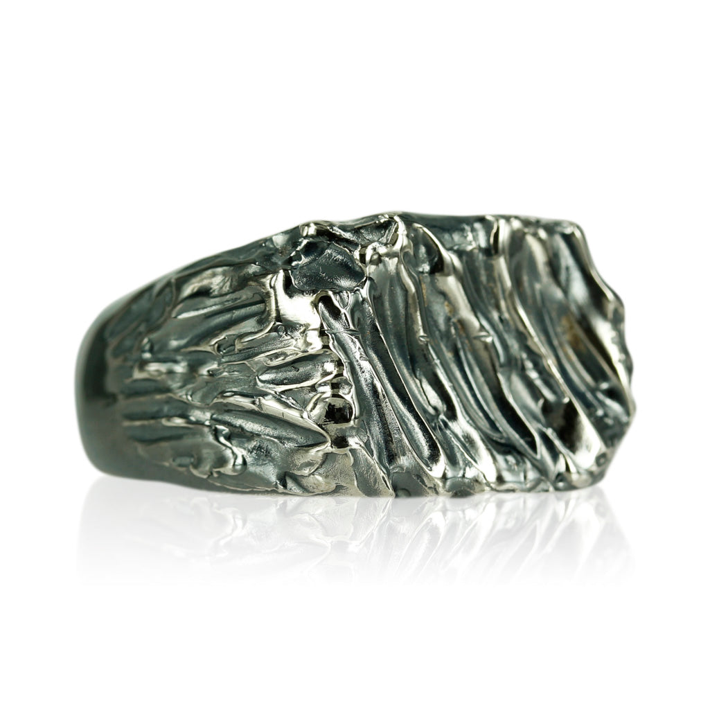 Rå og maskulin herre ring med smeltet detaljer. Ringen er skabt i sølv og har en oxyderet overflade, som giver ringen et helt unikt udtryk.  Ringens top måler ca. 13 x 20 mm.