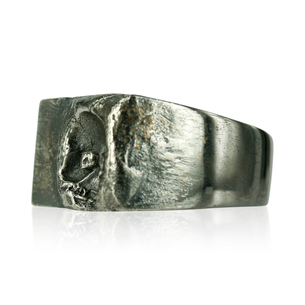 2, Rå og maskulin signet ring med dødningehovede motiv. Ringen er skabt i sølv og har en oxyderet overflade, som giver ringen et helt unikt udtryk.  Ringens top måler ca. 13 x 19 mm.