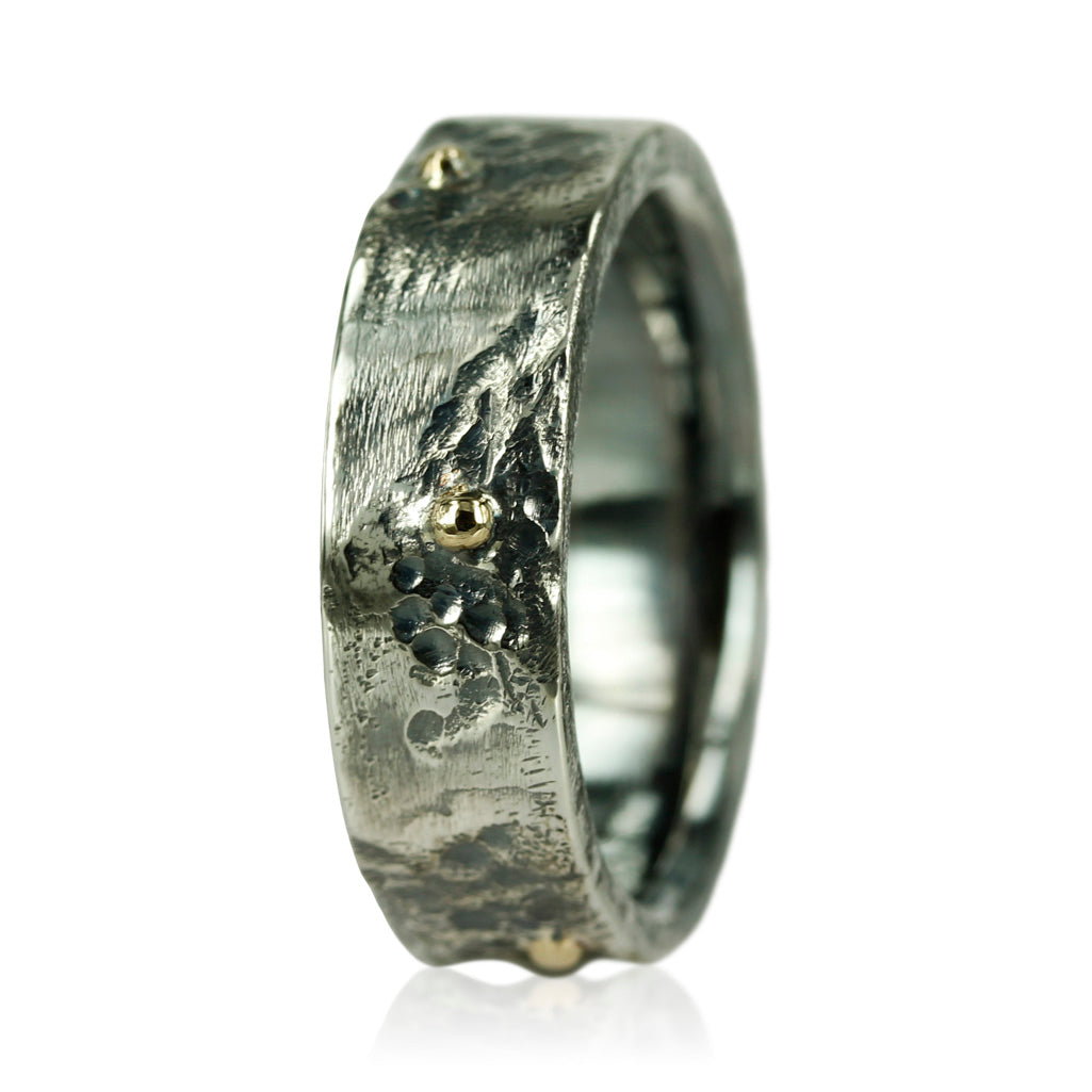 2, Rå og maskulin herre ring med 14 kt. guld detaljer. Ringen er skabt i sølv og har en oxyderet overflade, som giver ringen et helt unikt udtryk.  Ringens måler 7,3 mm.