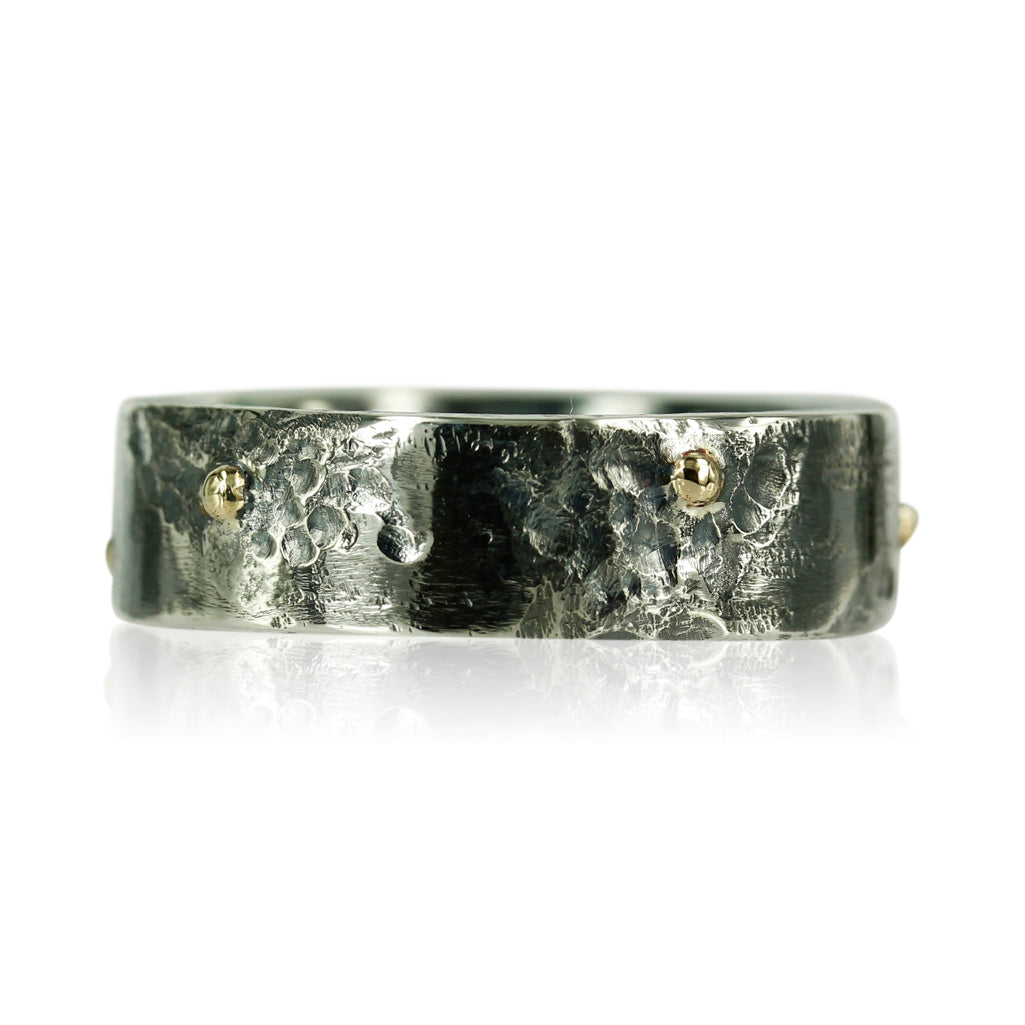 Rå og maskulin herre ring med 14 kt. guld detaljer. Ringen er skabt i sølv og har en oxyderet overflade, som giver ringen et helt unikt udtryk.  Ringens måler 7,3 mm.