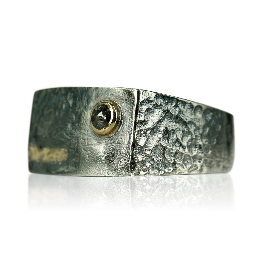 2,Rå og maskulin signet ring med 14 kt og 0,20 ct. antik cut salt & peber diamant. Ringen er skabt i sølv og har en oxyderet overflade, som giver ringen et helt unikt udtryk.  Ringens top måler ca. 11 x 20 mm.