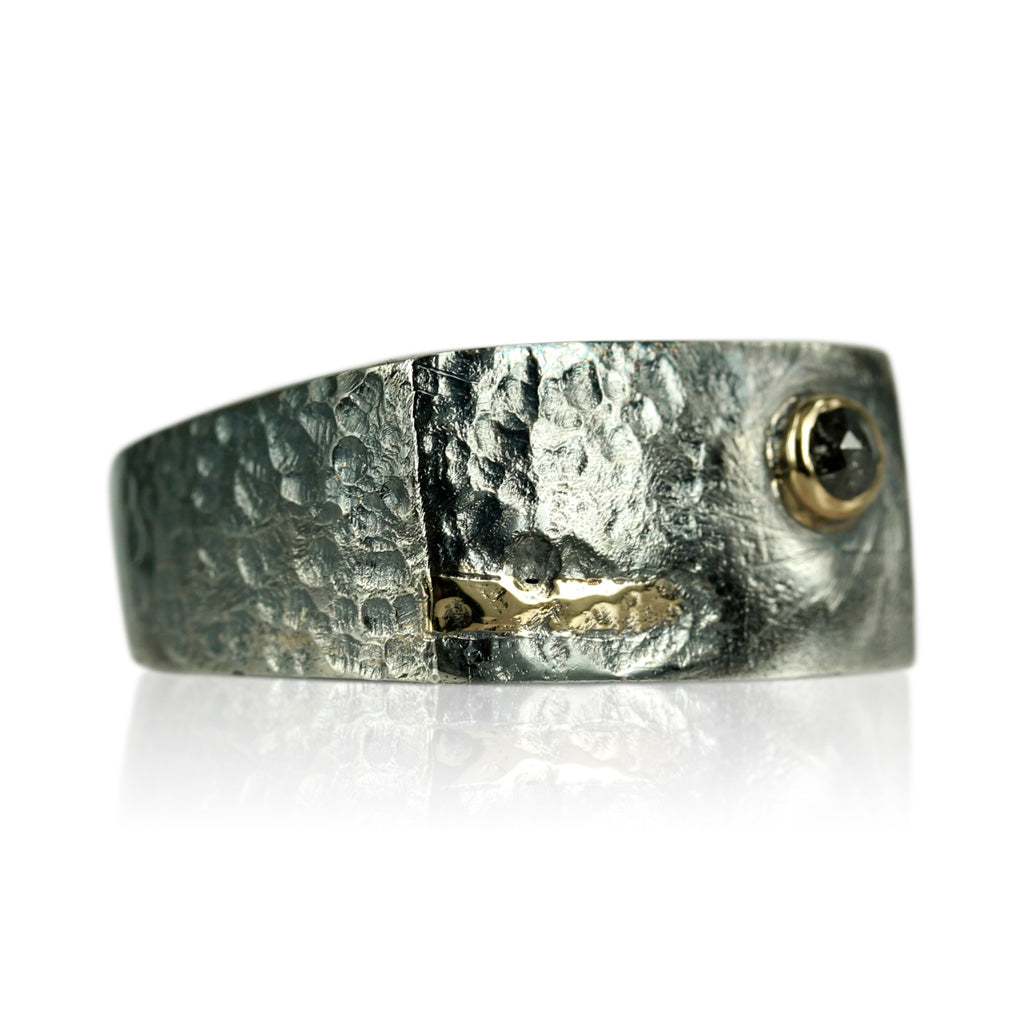 3. Rå og maskulin signet ring med 14 kt og 0,20 ct. antik cut salt & peber diamant. Ringen er skabt i sølv og har en oxyderet overflade, som giver ringen et helt unikt udtryk.  Ringens top måler ca. 11 x 20 mm.