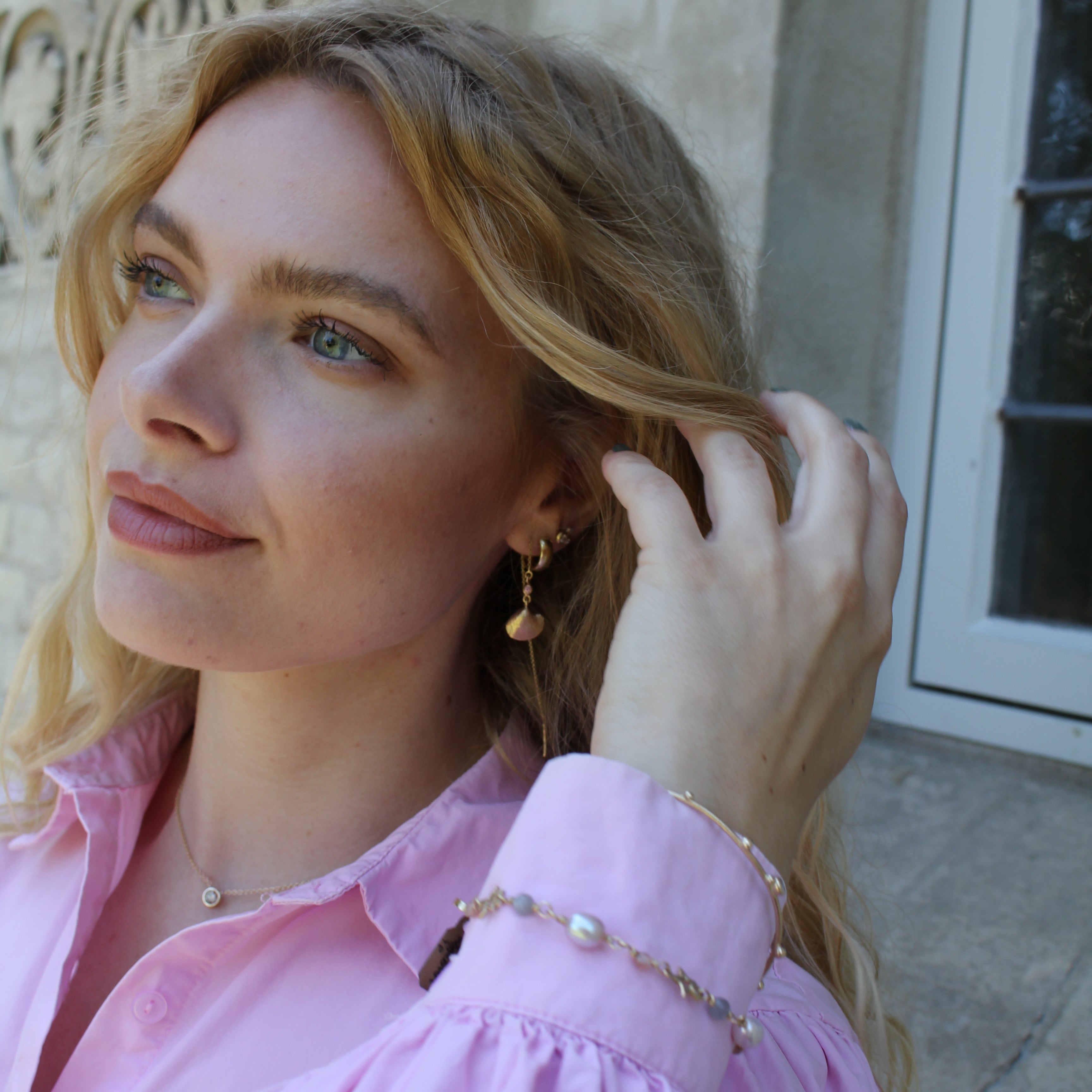 styling med smukke guldsmykker fra guldsmed maiken pade
