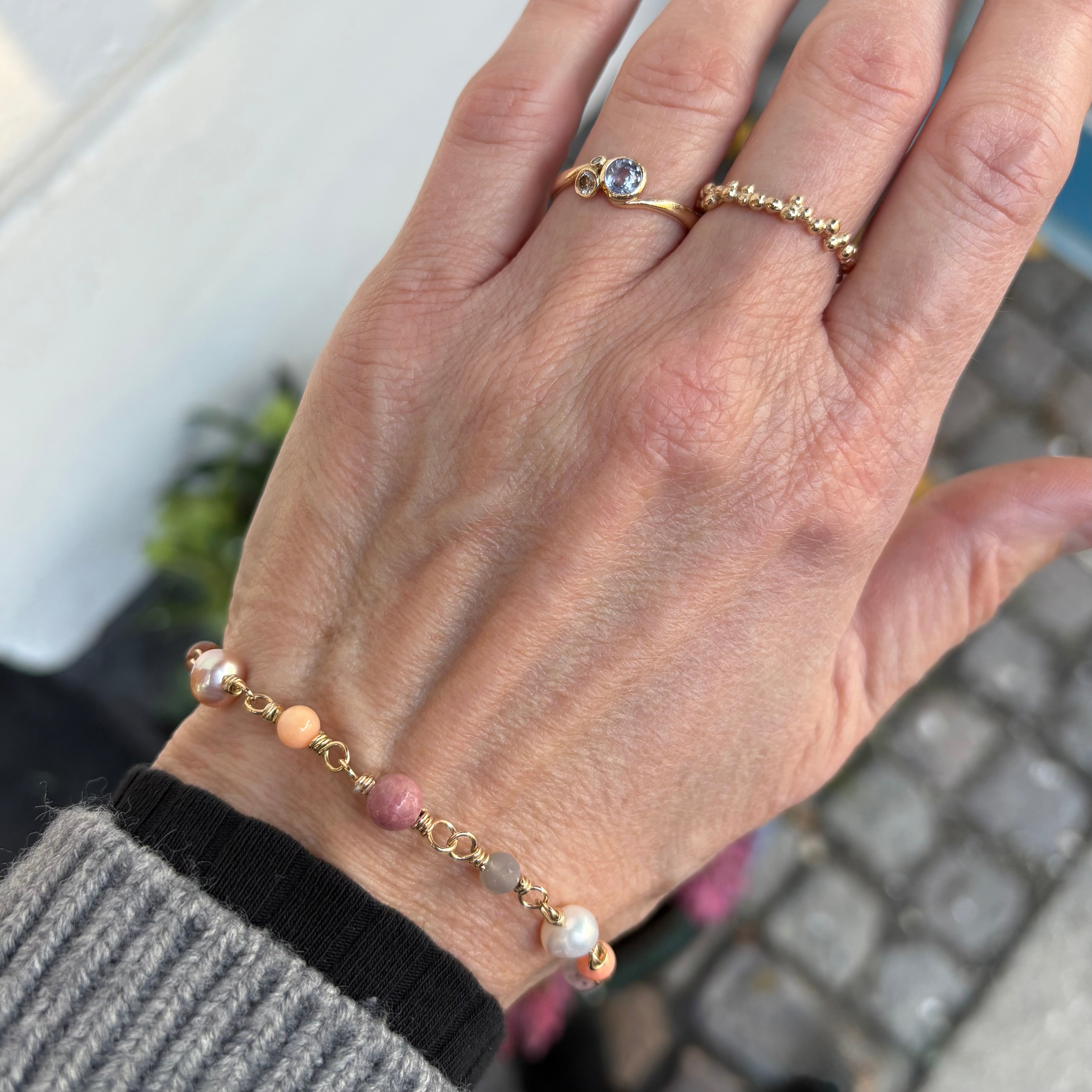 One of a kind - 14 kt. guld armbånd med Månesten, Coral & Perle