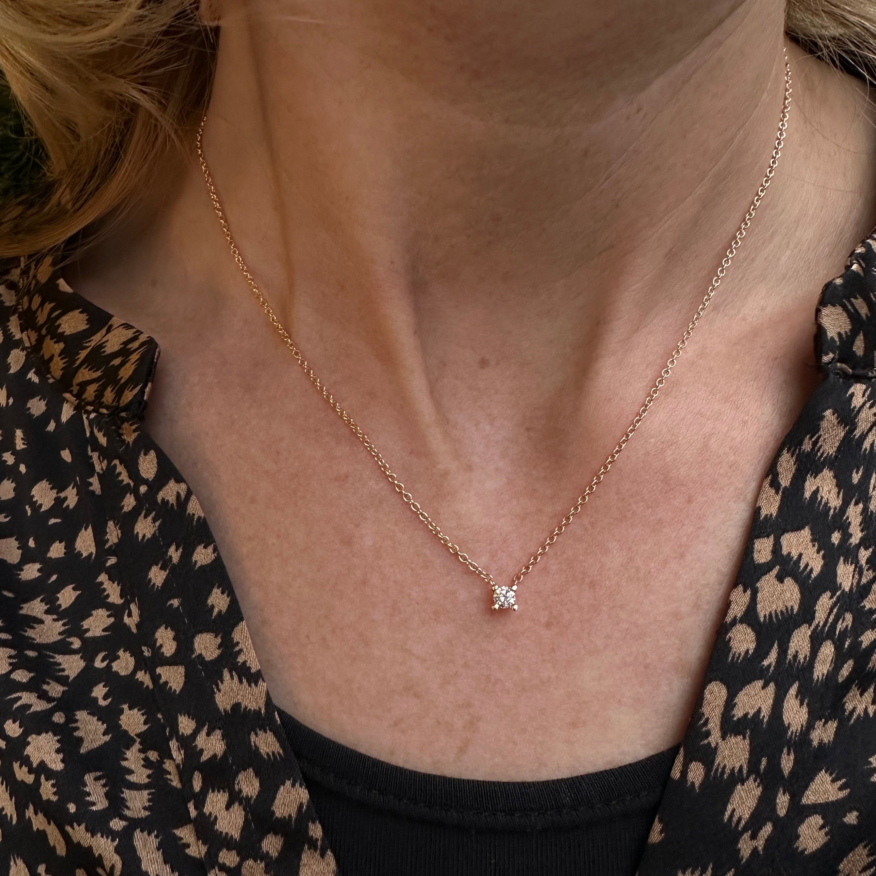 Flying Diamond - Smukt og klassisk diamant halskæde 0.30 ct Smuk og fint hals collier hvor kæden sidder direkte på den enkle 4 grabbe fatning med en 0,30 ct tw vvs brillant slebet diamant. Kæden er en smuk og enkel r