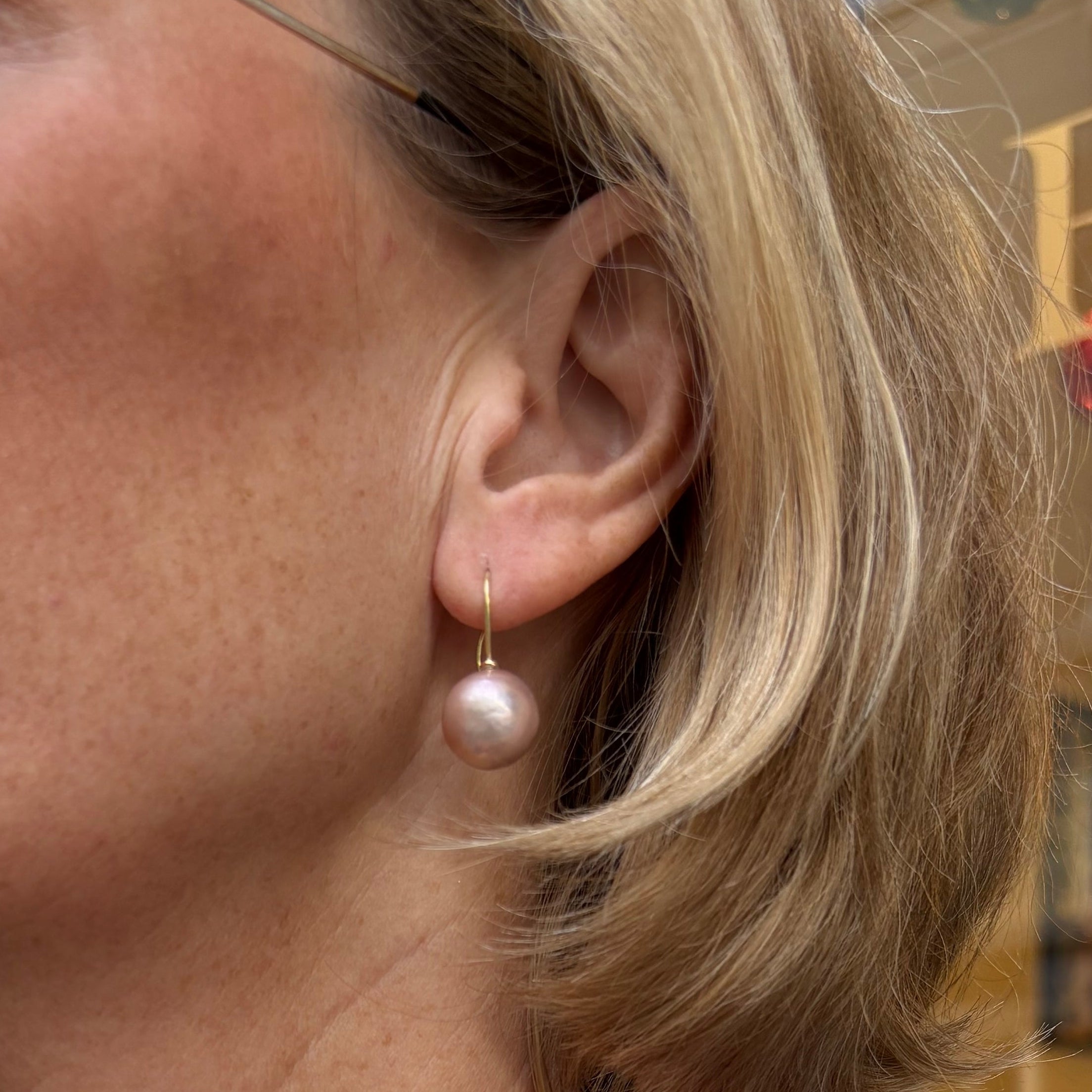 14 kt. Guld ørering med rosa perle