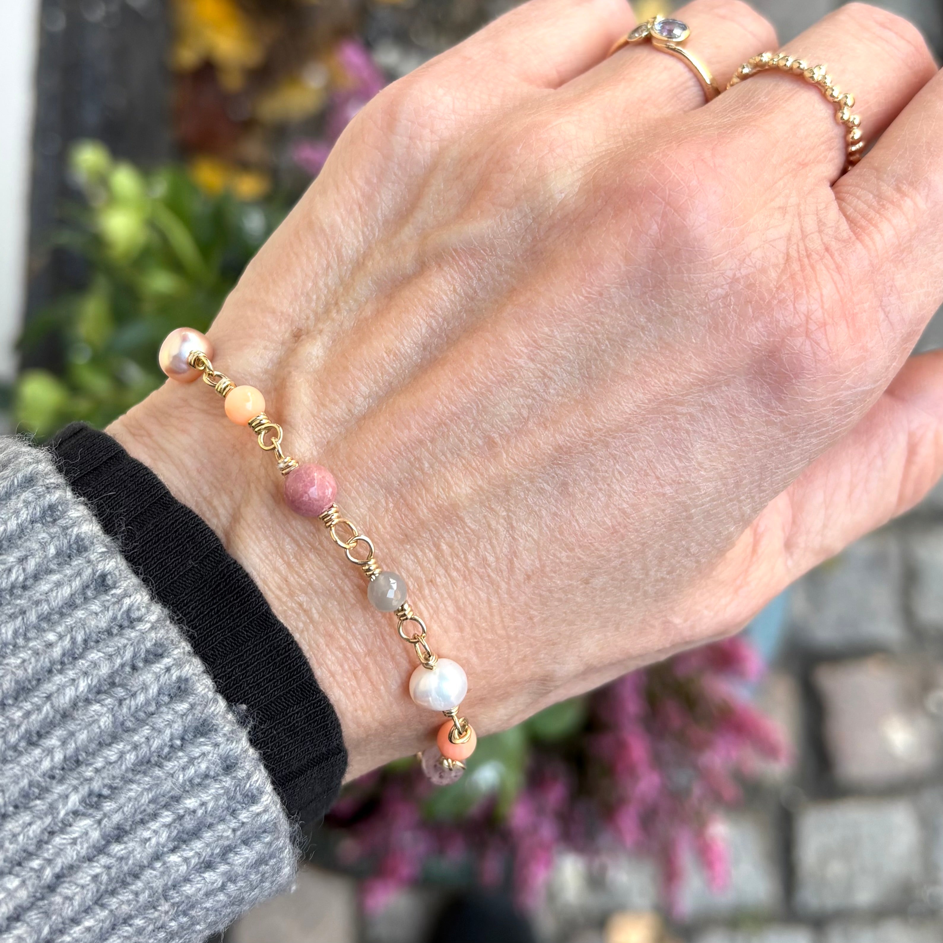 One of a kind - 14 kt. guld armbånd med Månesten, Coral & Perle