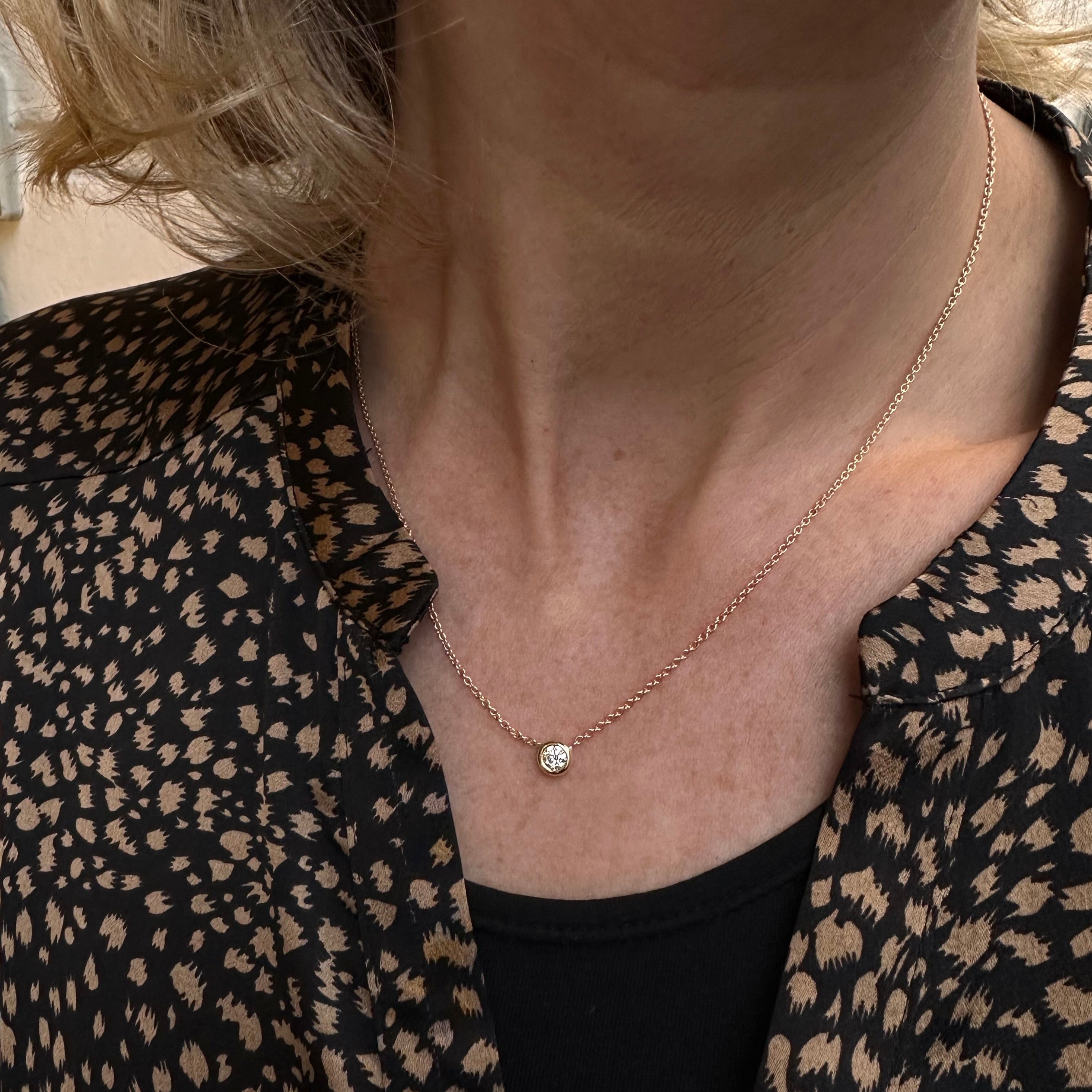 Flying Diamond - Smukt og klassisk diamant halskæde 0.30 ct Smuk og fint hals collier hvor kæden sidder direkte på den enkle fatning med en 0,30 ct tw vvs brillant slebet diamant. Kæden er en smuk og enkel rund ankerkæde.