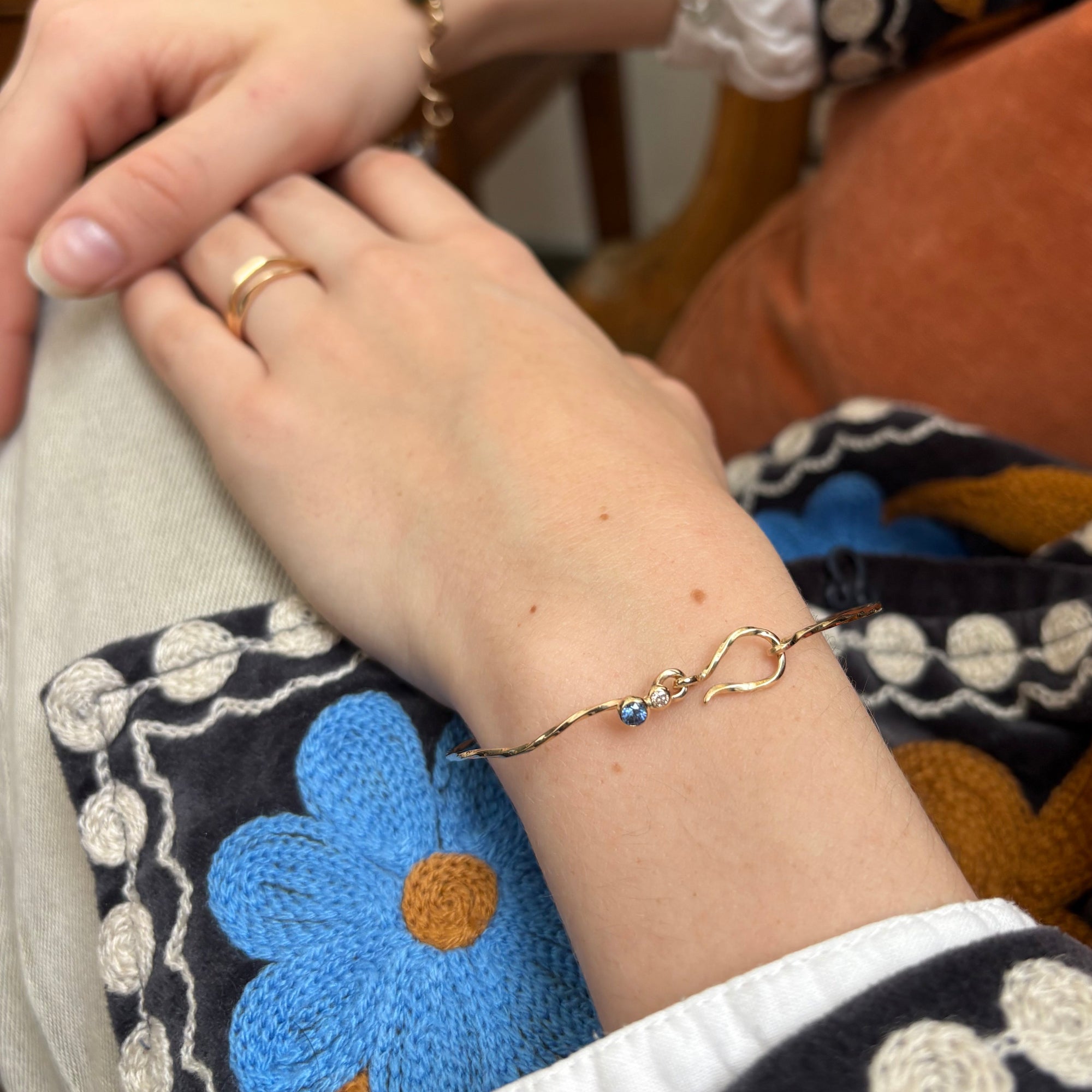 One of a Kind - Armring i 14 kt. guld & Blå safir