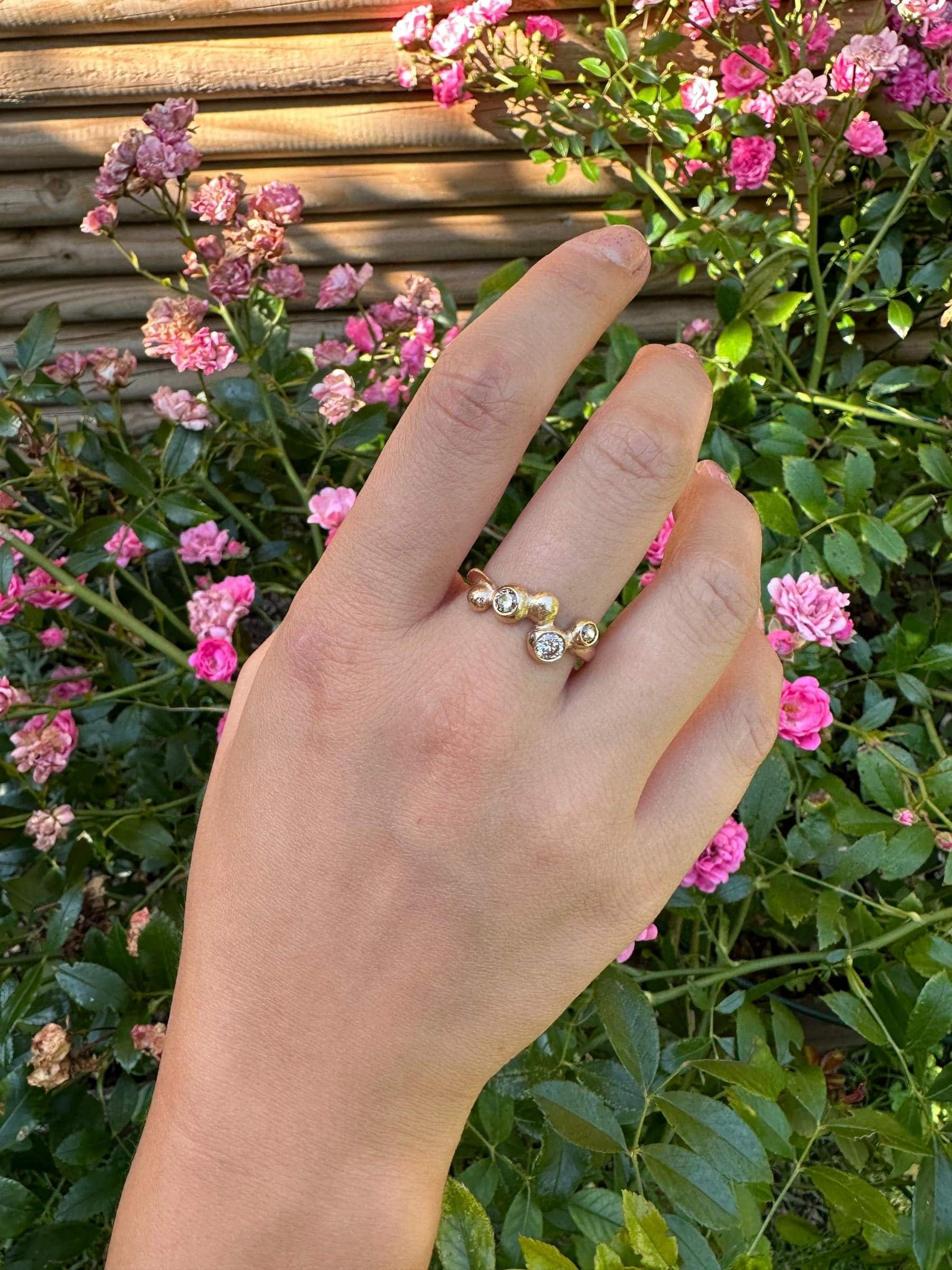 Bubbles 14 karat guld ring med champagnefarvede diamanter i organisk asymmetrisk design med guldbobler.