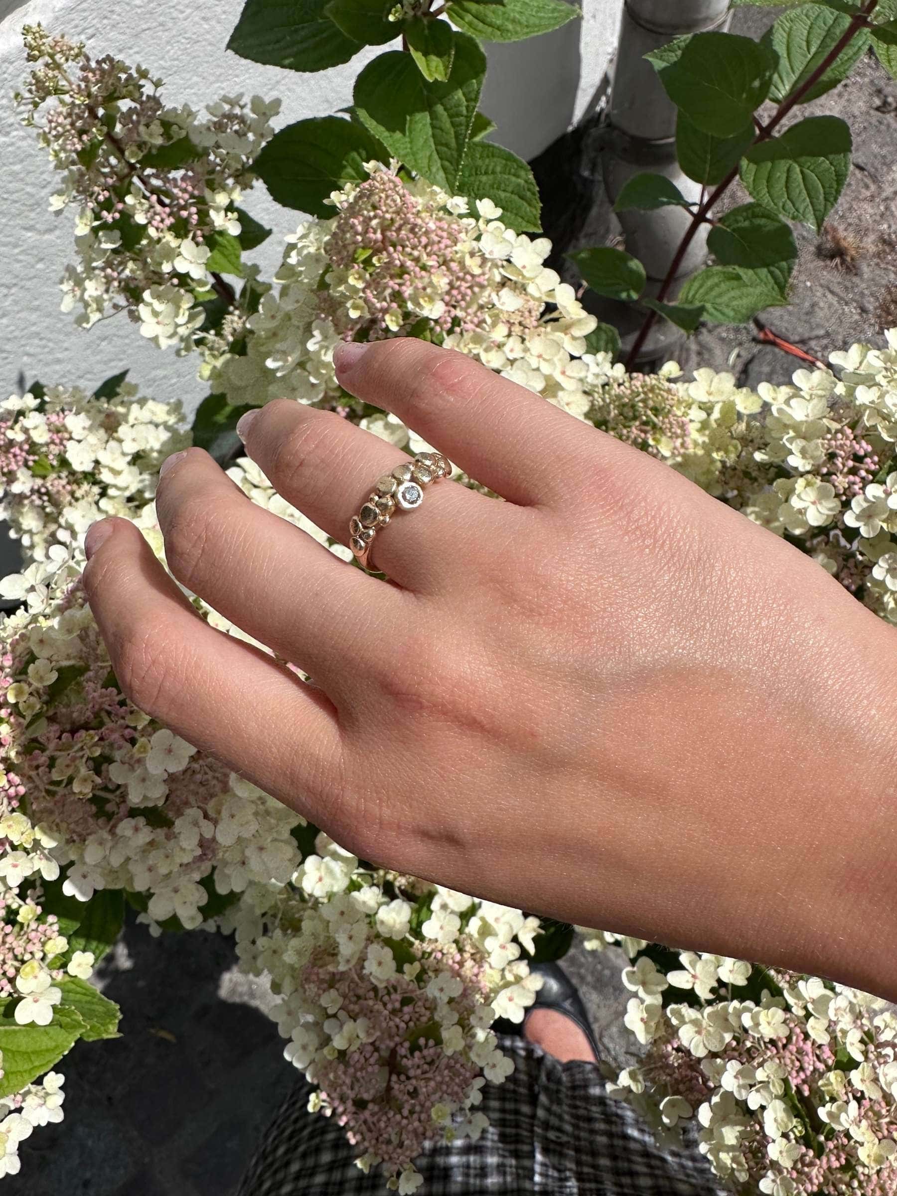 14 karat guld ring med organisk design, små guldkugler og isat 0,07 ct champagnefarvet diamant.