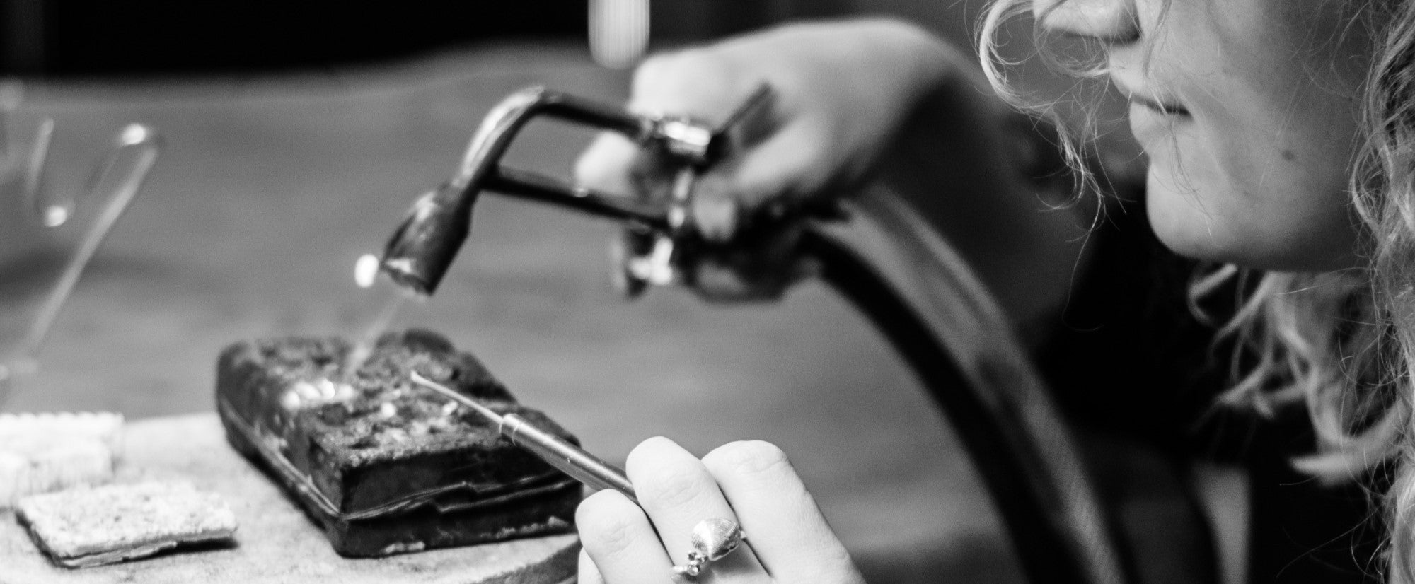 Guldsmed er igang med at lodde, se ilden fra loddepistolen hos guldsmed maiken pade