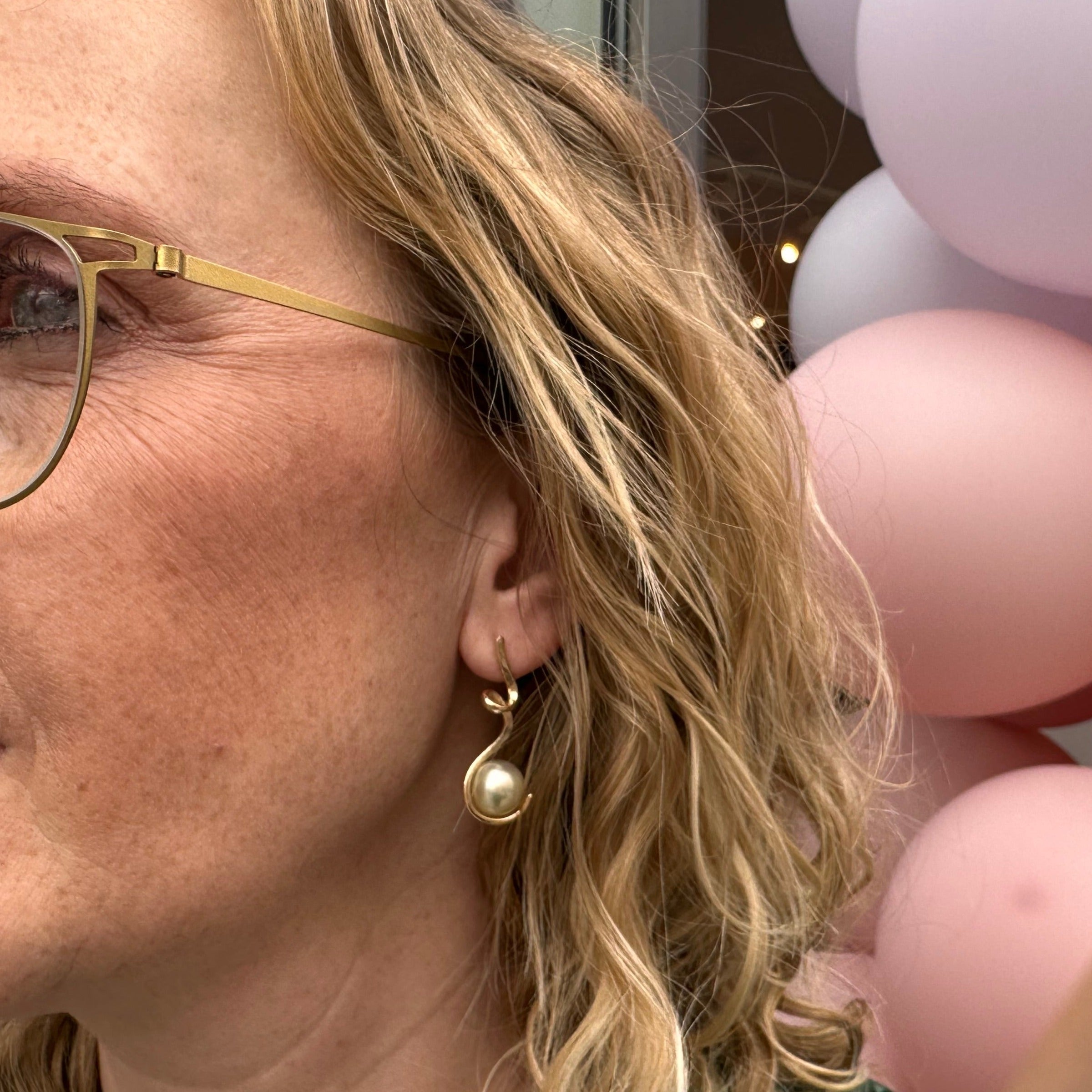 smukke øreringe med gyldne south sea perler
