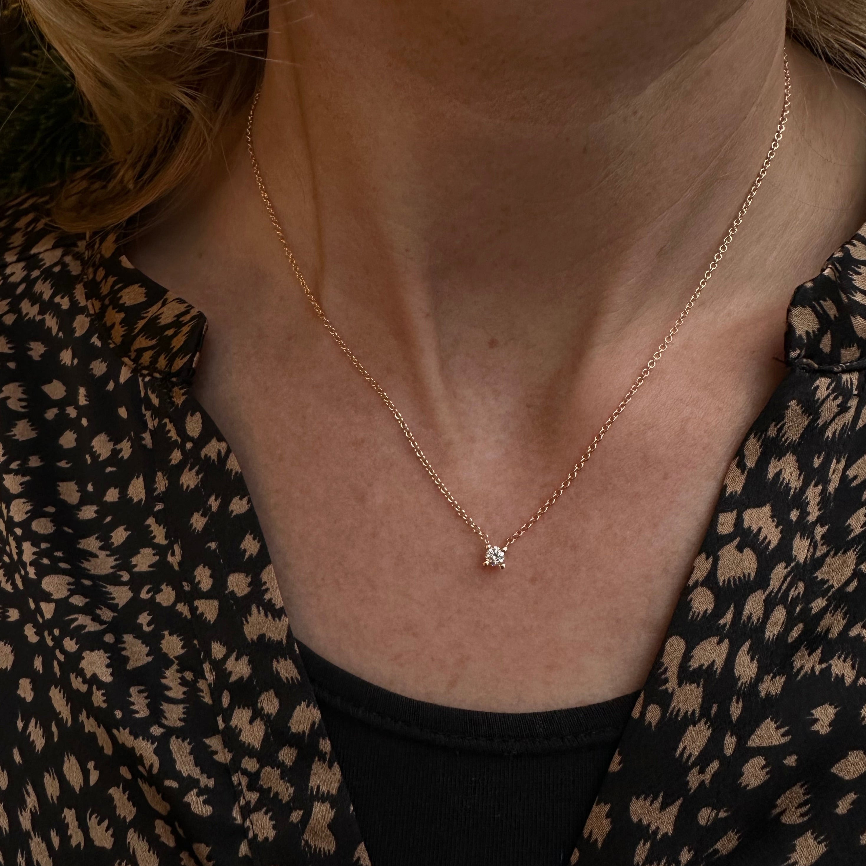 Flying diamaond med smuk 4 grebs fatnng - diamanten er 0,15 ct top wesselston vvs