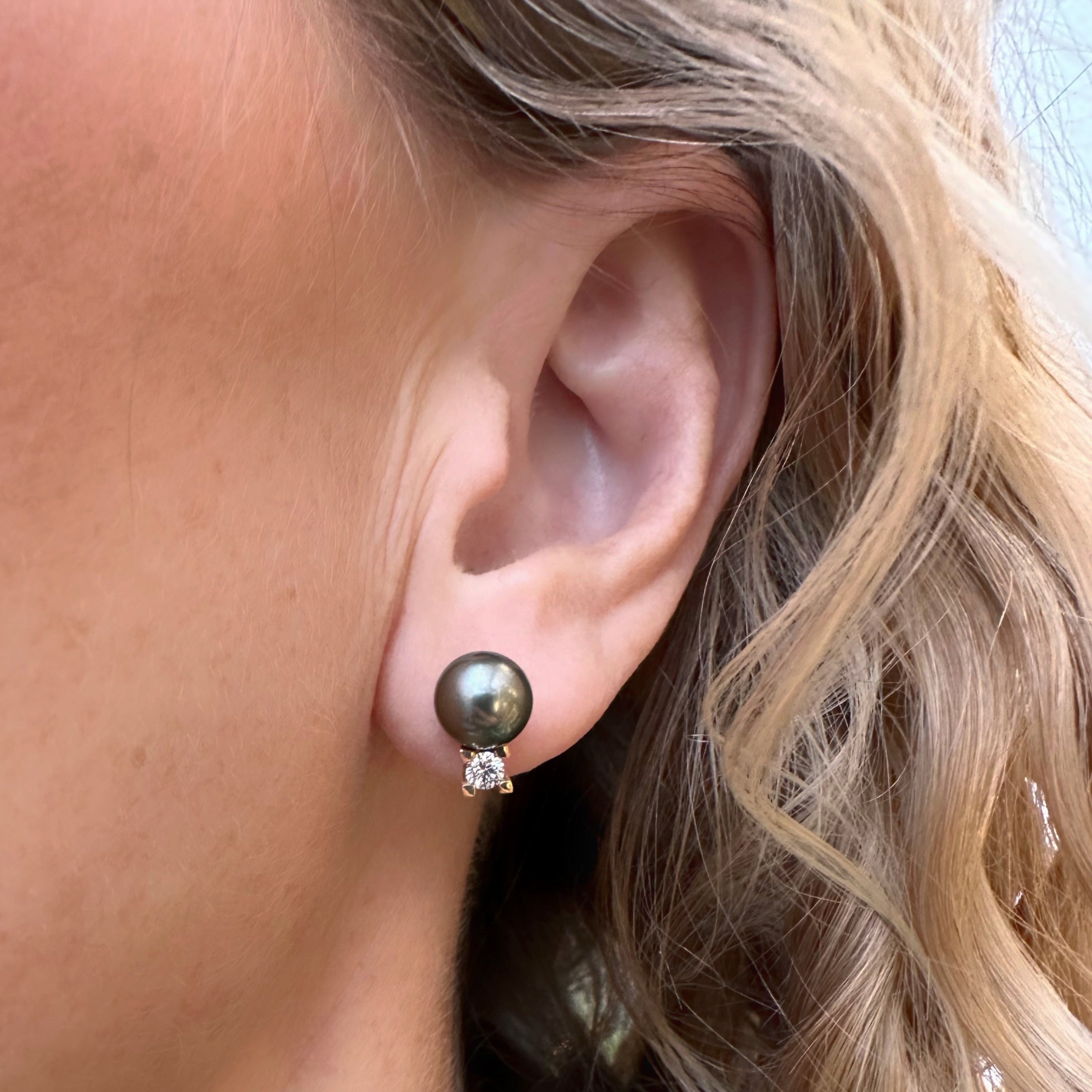 14 kt. Guld ørestik med diamant og Tahitiperle Smuk og klassisk ørestik med 0,10 ct tw vvs brillant slebet diamant og mørk tahitiperle 8-9 mm.