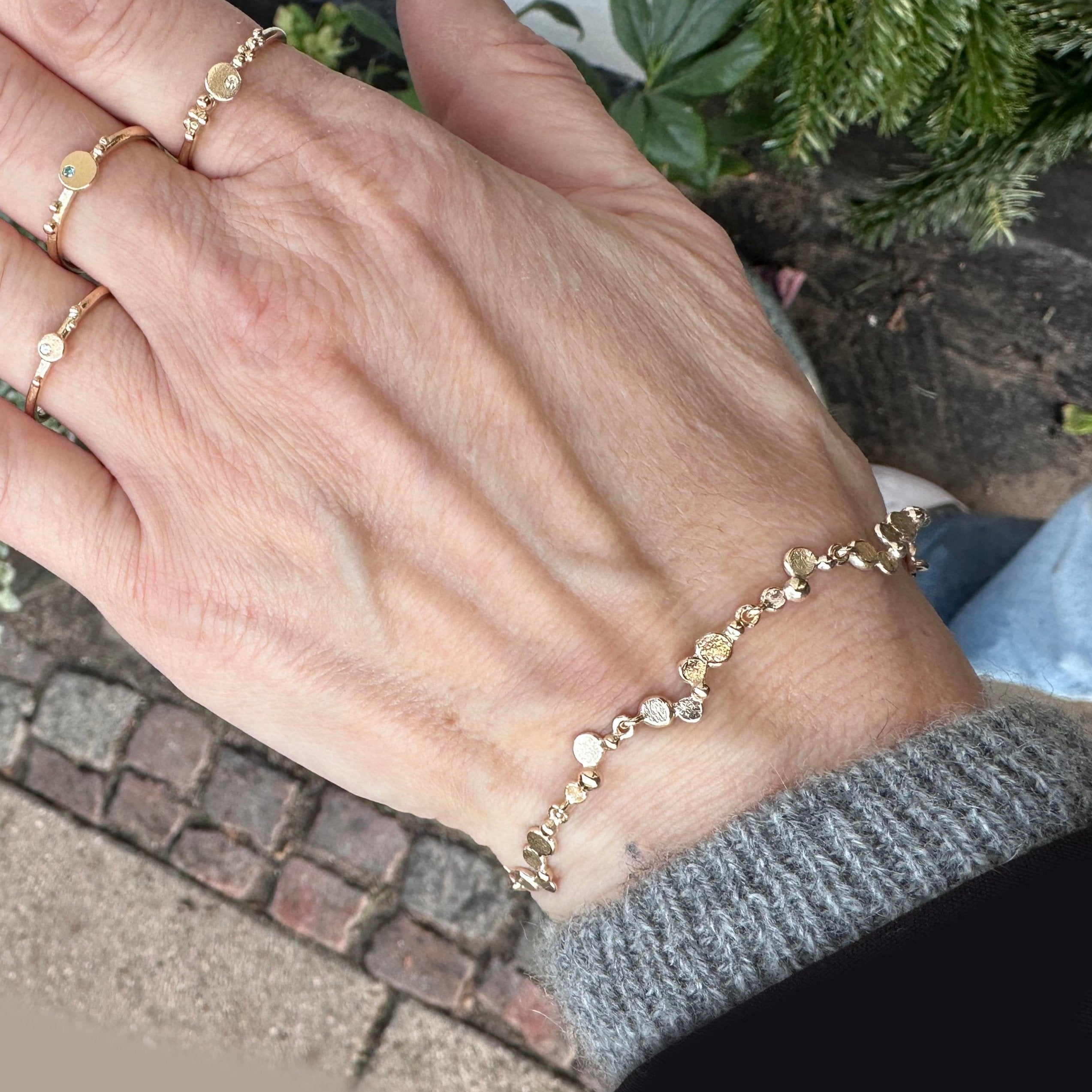 14 kt. guldarmbånd med de fineste skiver og bobler, i let og elegant design, vises på haand