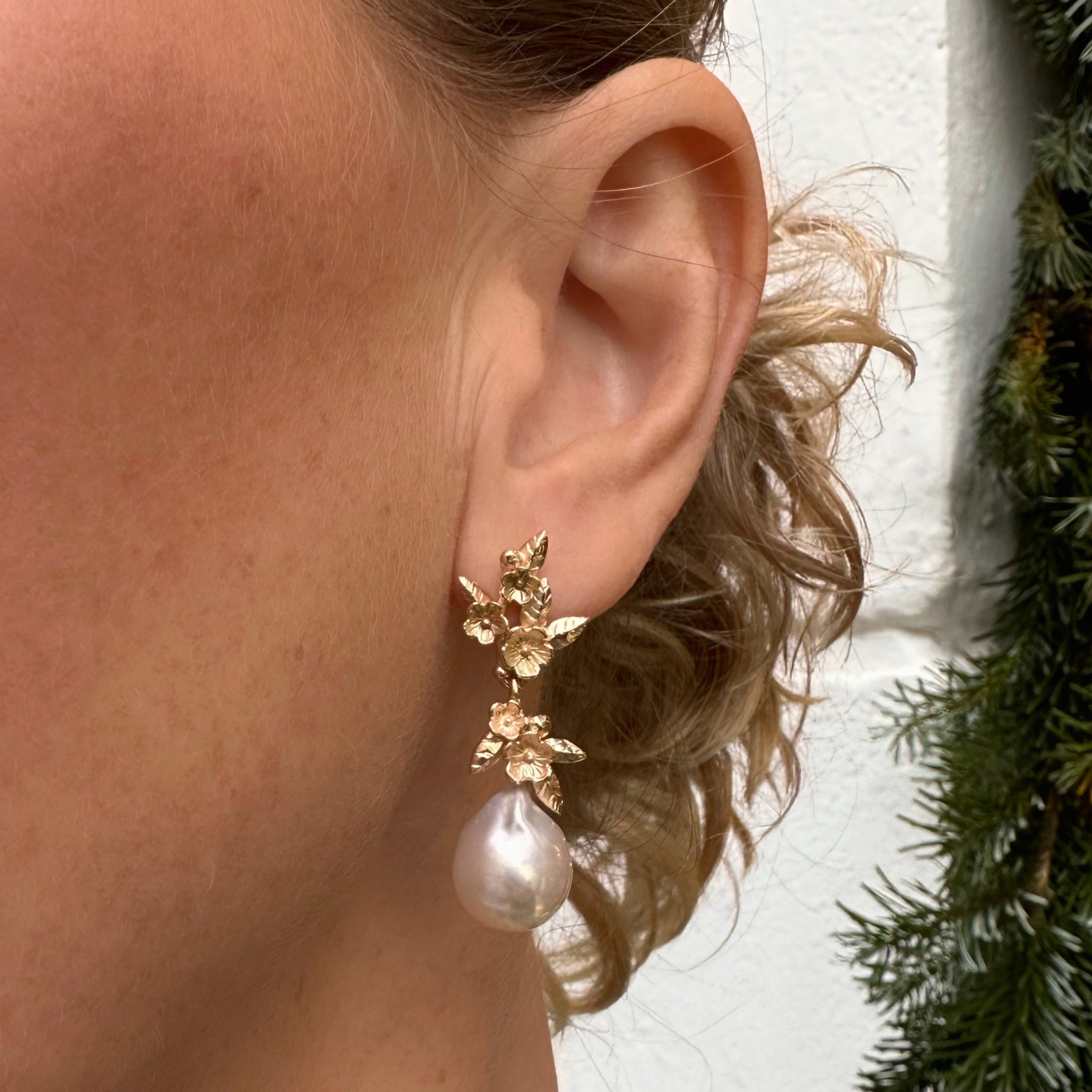 Fairytale - 14 kt. guldøreringe med blomster og smukke hvide South Sea perler. Her får du et sæt øreringe med altid skønne forårsblomst & fine blade. Ørestikkerne er fyldt med eventyr og skønhed, perlen giver smykket et magisk og fortryllende look.