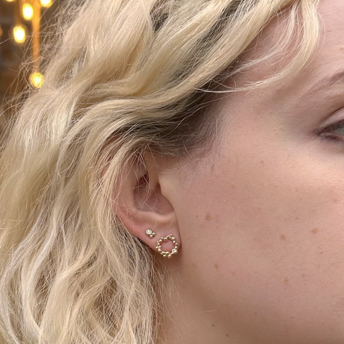 Bubbles - 14 kt. Guld øreringe Fineste ørestikker skabt af fine kugler, de er perfekte til både hverdag og fest, designet gør at de sidder diskret på øreflippen. Ørestikken måler ca.11 mm. i diameter