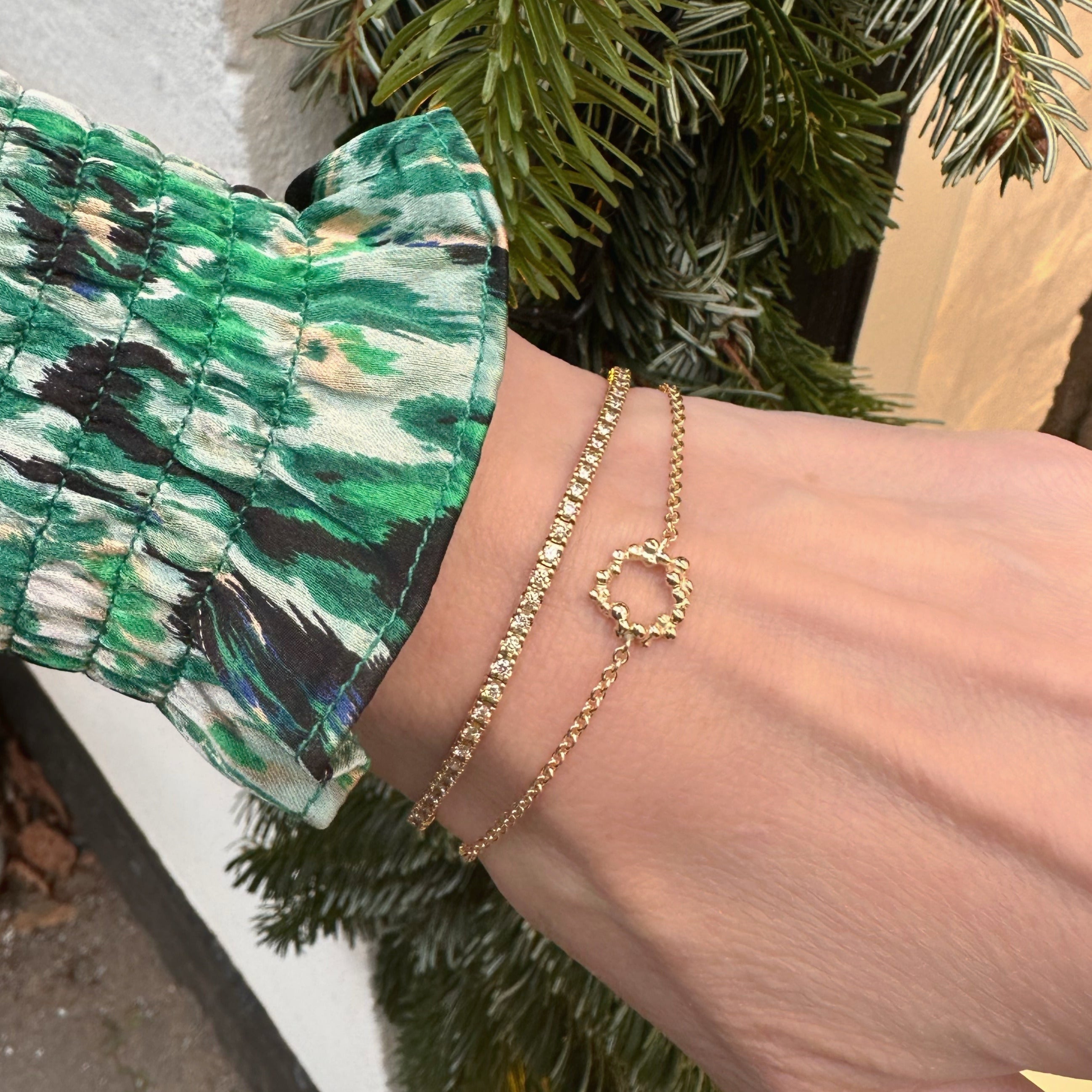 14 kt. guldarmbånd med fine guld bobler, let enkelt og elegant.   Vises her sammen med et diamantarmbånd