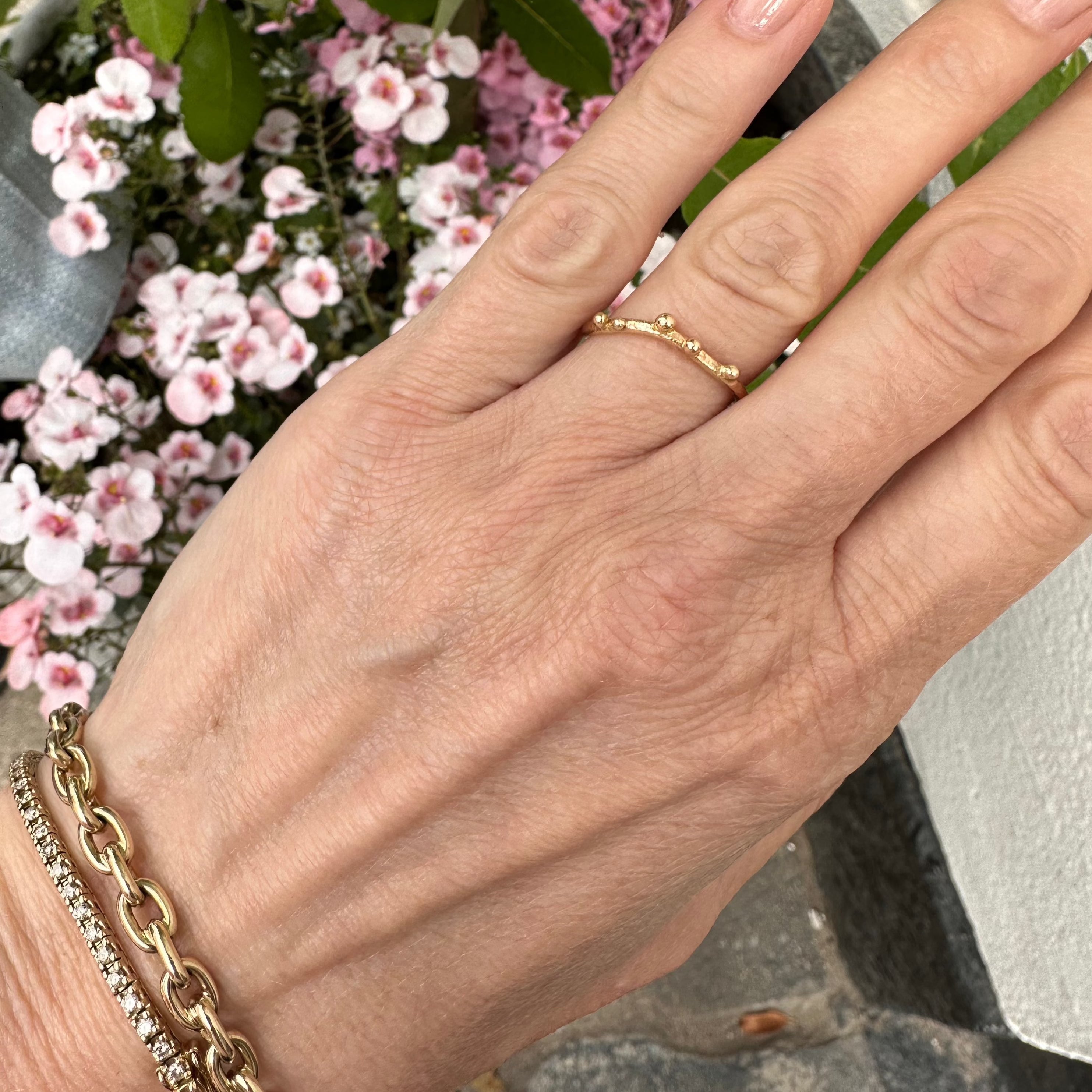 Smuk og petit guldring med fine dansende kugler