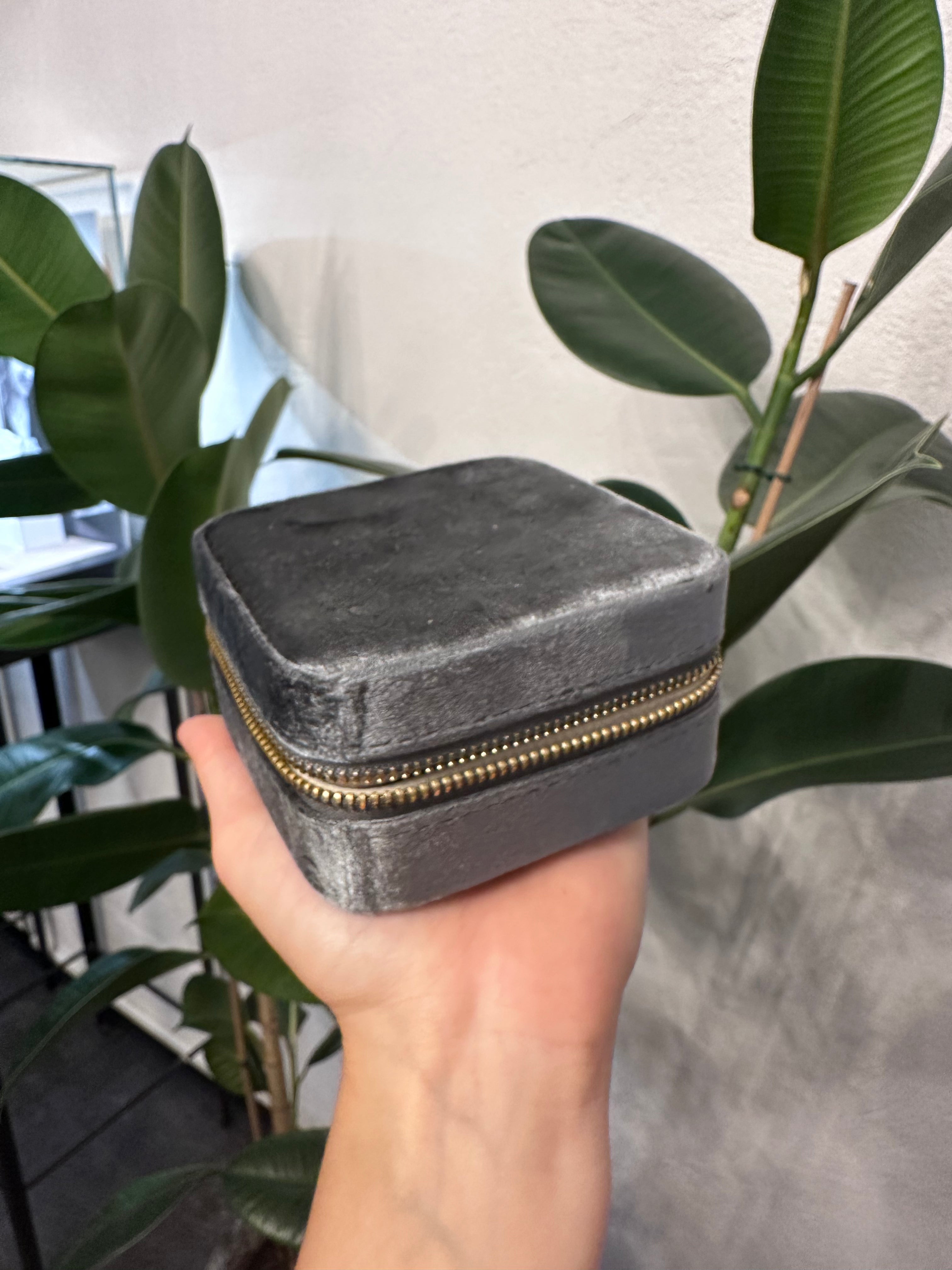 Smykkeskrin i grå velour