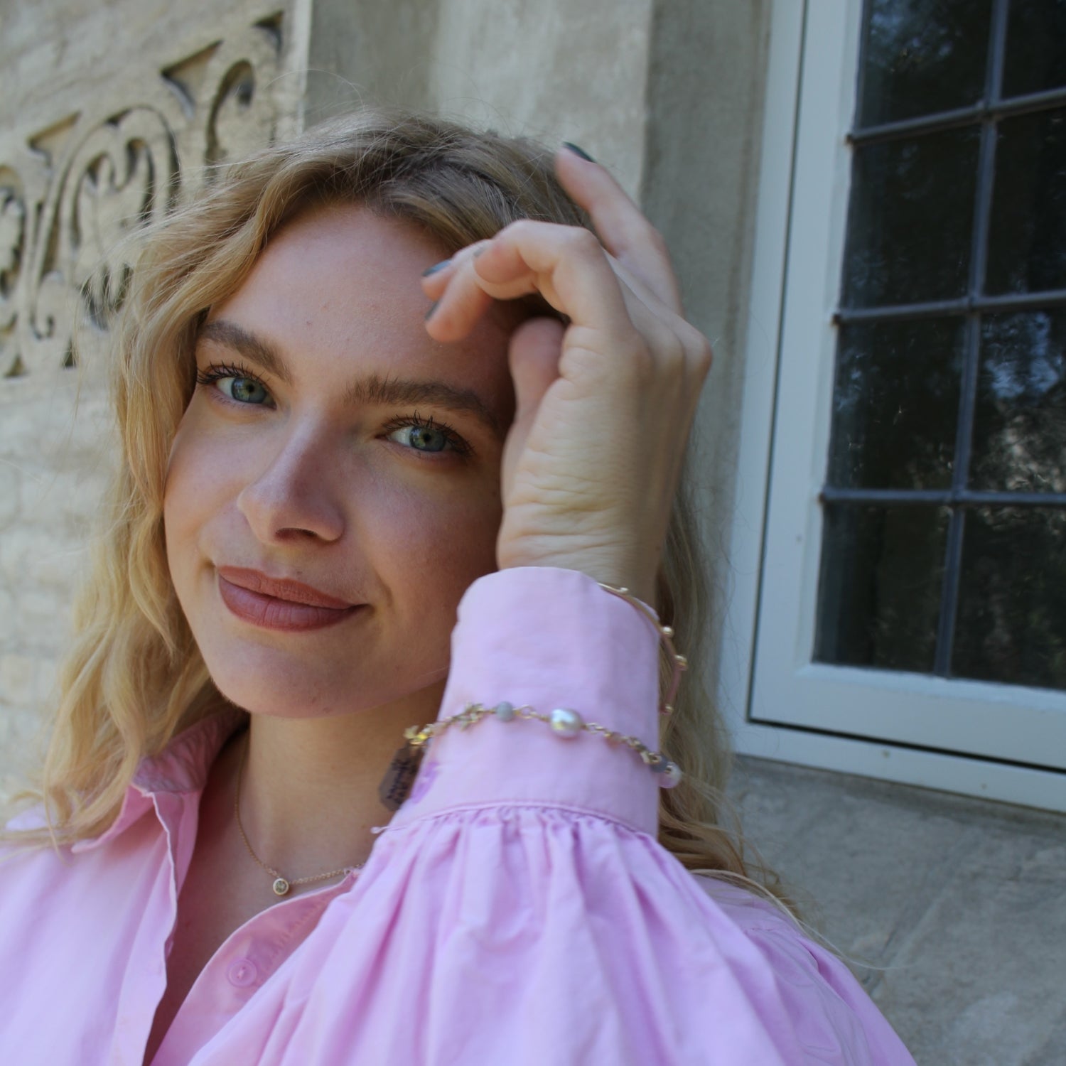 Styling af smykker i guld og smukke perler fra guldsmed maiken pade i hellerup
