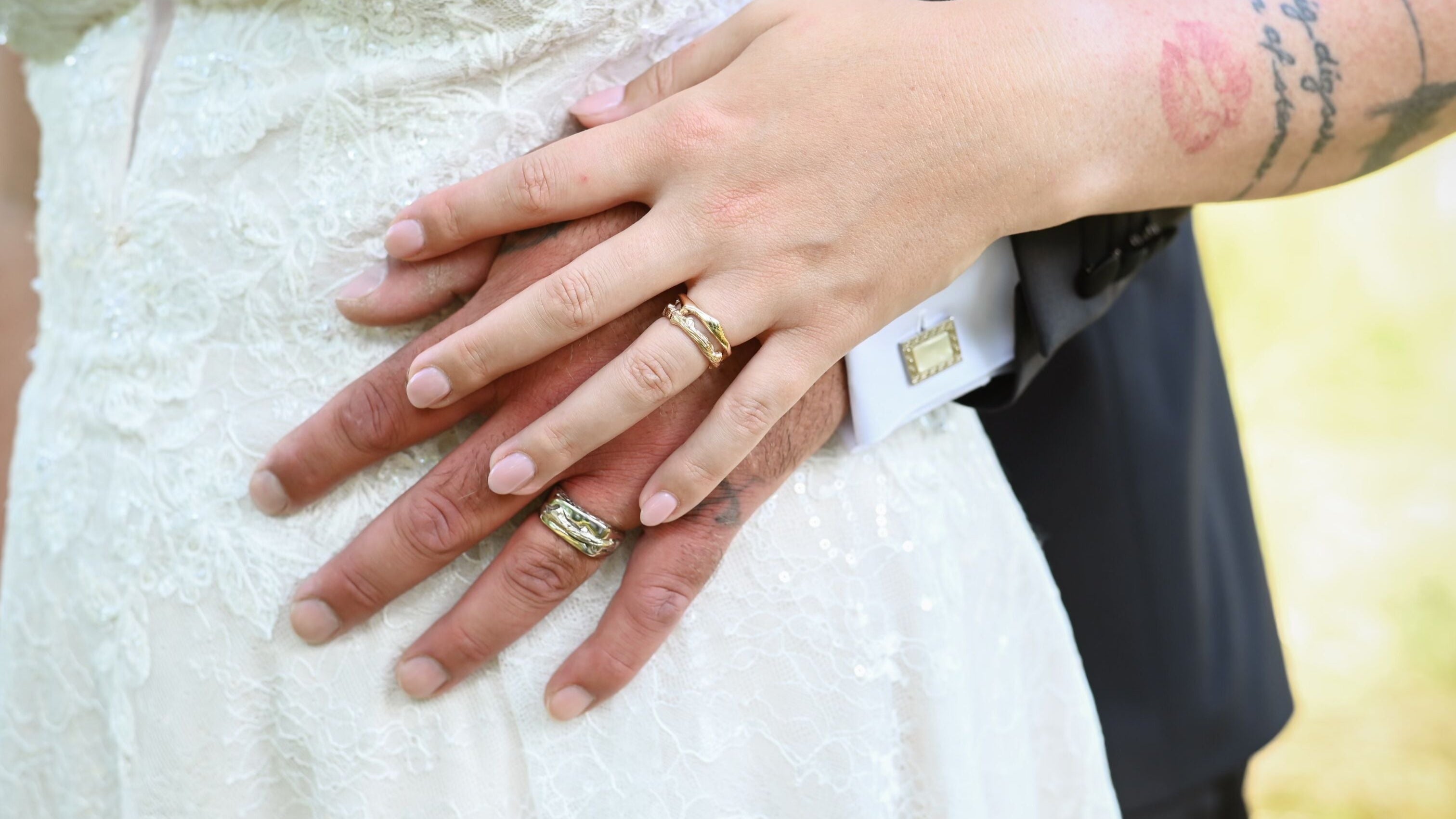 Brudepar viser deres ringe frem fra guldsmed maiken pade i hellerup