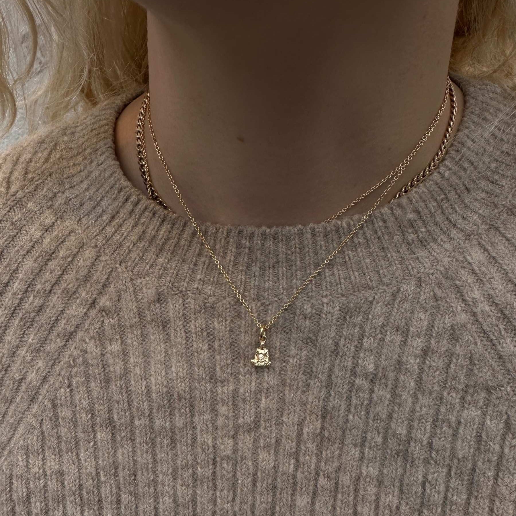 Love Buddha vedhæng i 14 kt massiv guld som en personlig lykke amulet.