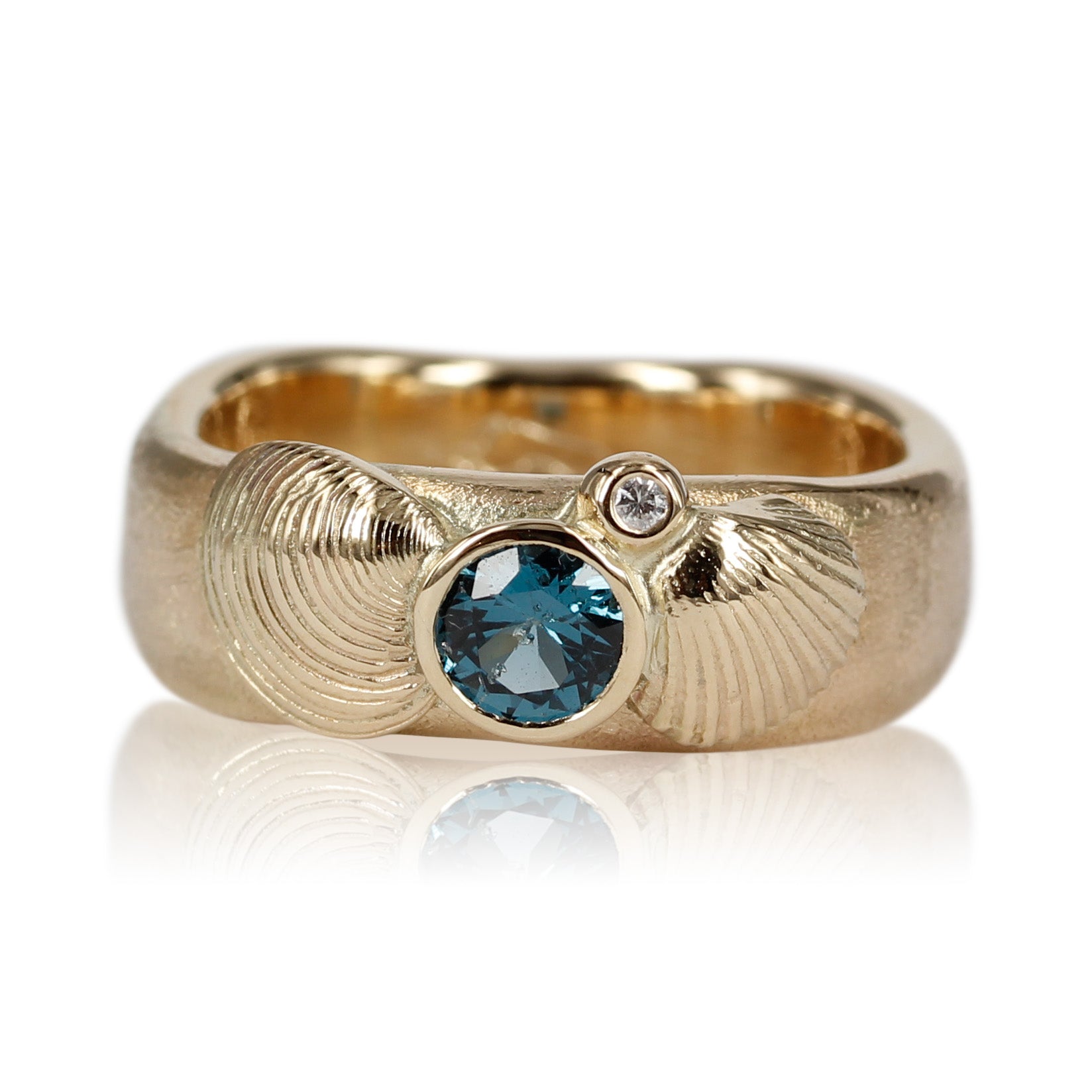 Speciel designet ring med topas, diamant og fine muslinger fra guldsmed maiken pade