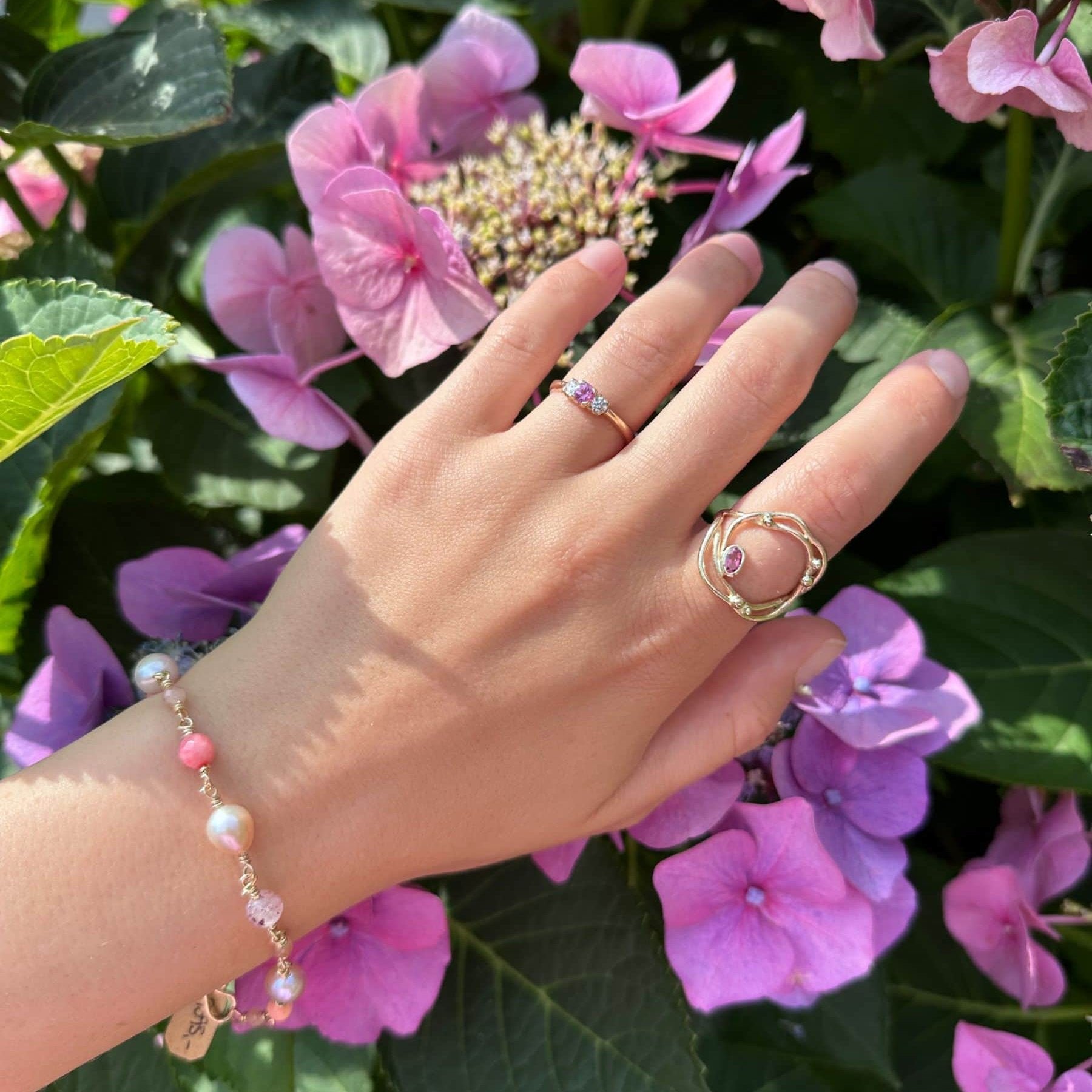 14 karat guldring med turmalin og armbånd med perler og ædelsten i rosa nuancer