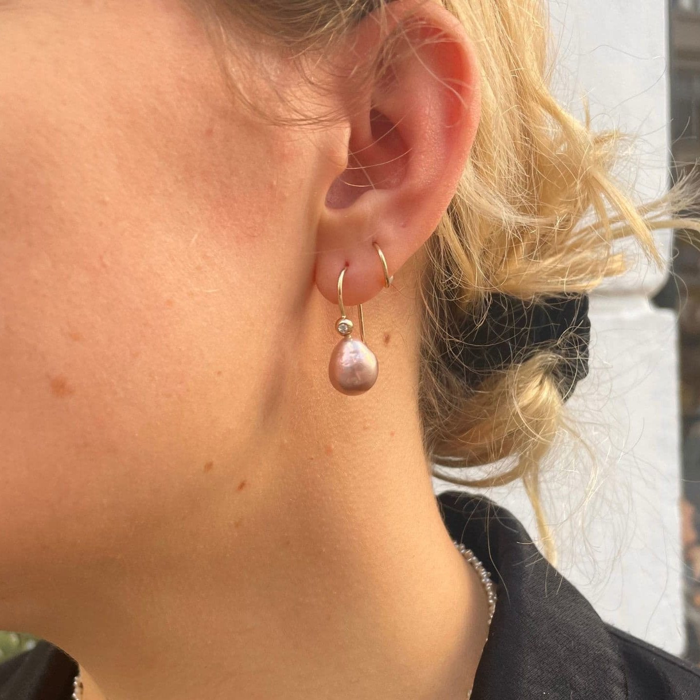 Perleøreringe med diamanter og rosa ferskvandsperler i 14 kt guld vist i øre