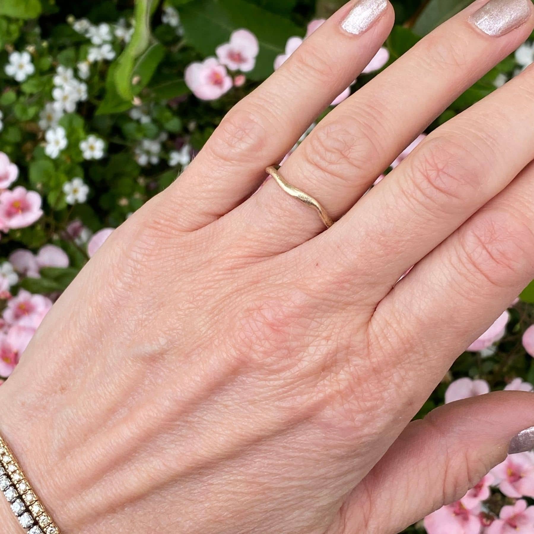 Håndsmedet 14 karat guldring med bløde, silkebløde former i bølget design
