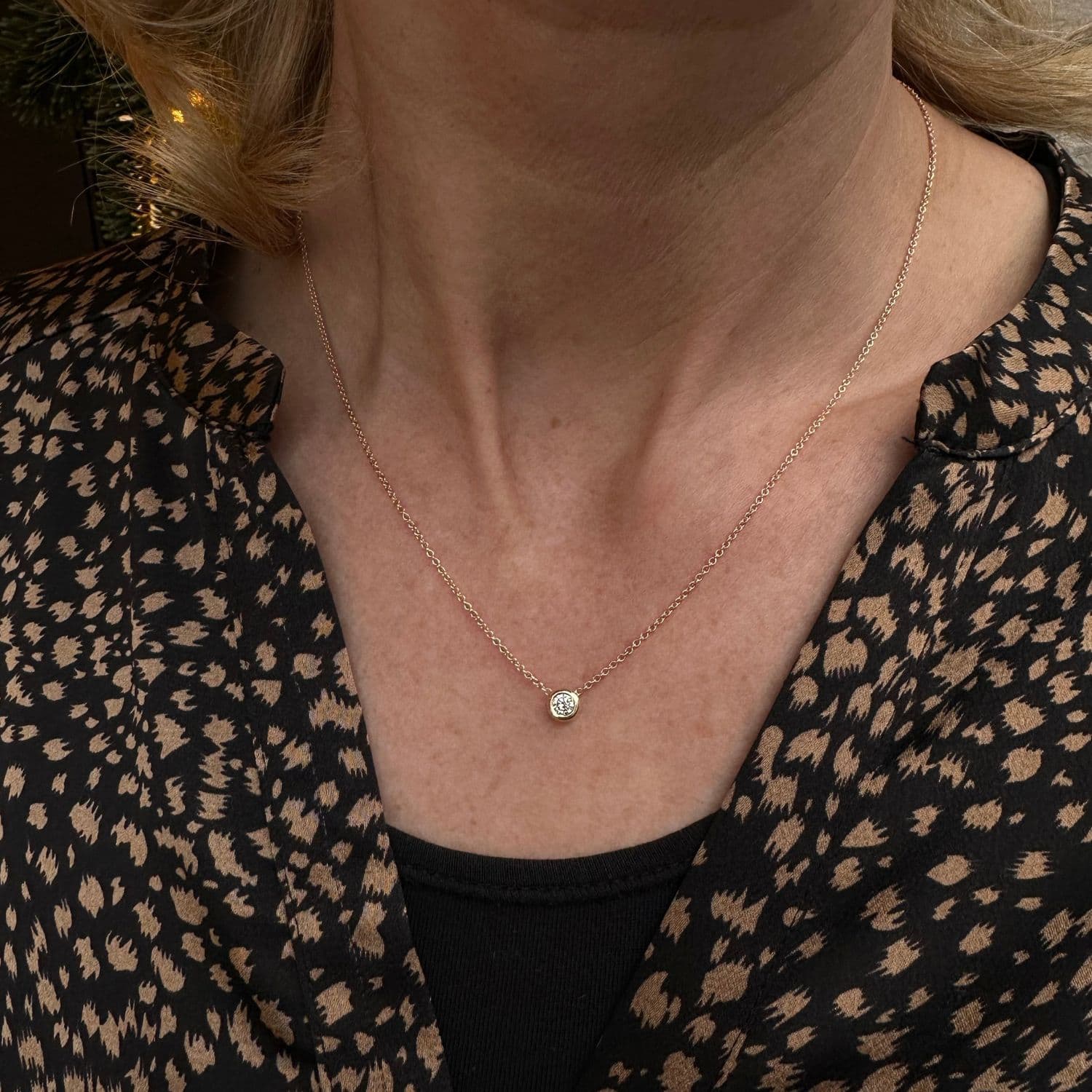 Klassisk halskæde med en 0,20 ct brillant slebet diamant på en enkel fatning, båret om halsen