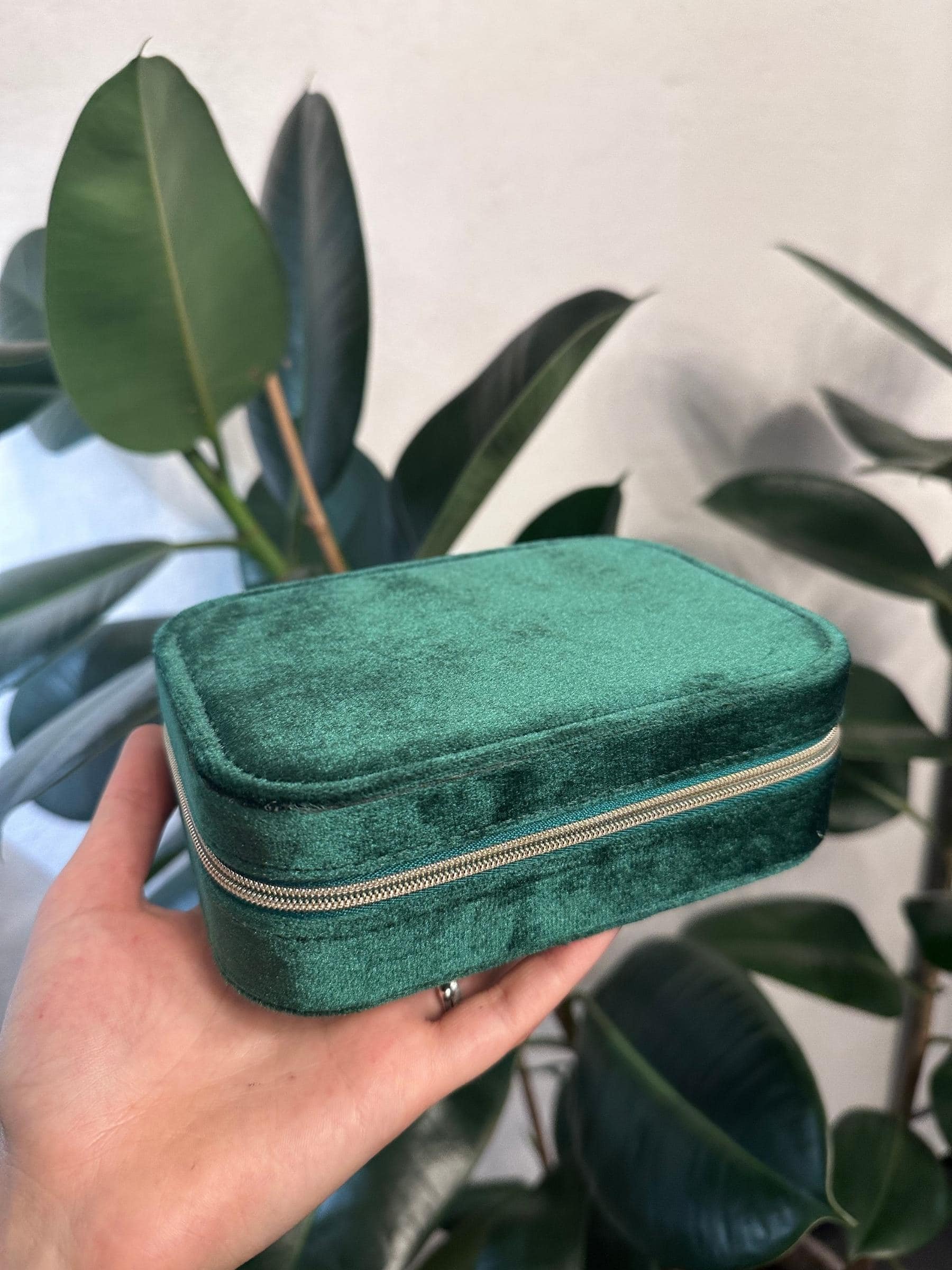 Smykkeskrin i grøn velour med rumopdeling til smykker og plads til 10 par ørestikker.