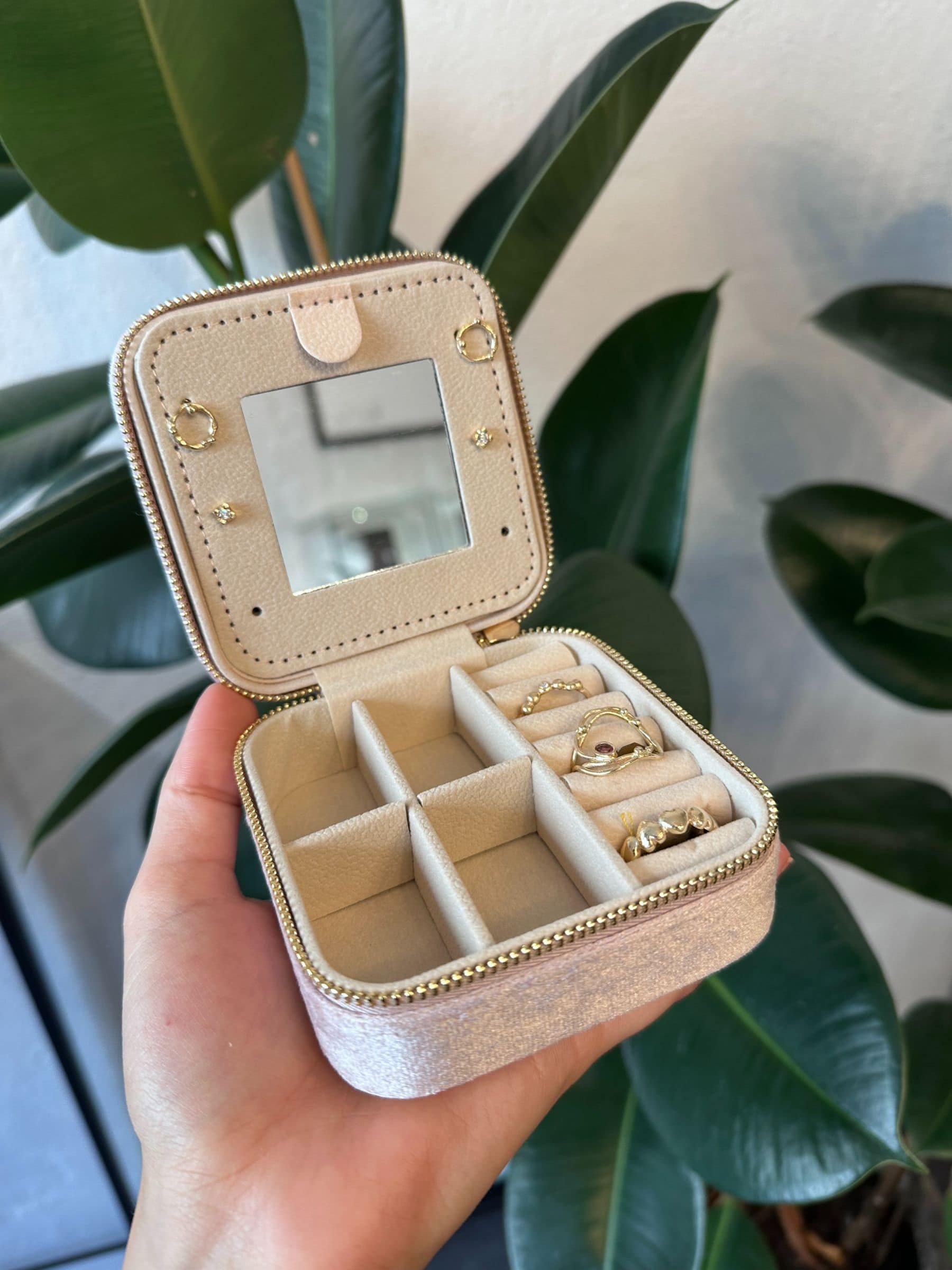 Smykkeskrin i lyserød velour med spejl og inddelte rum til opbevaring af smykker.