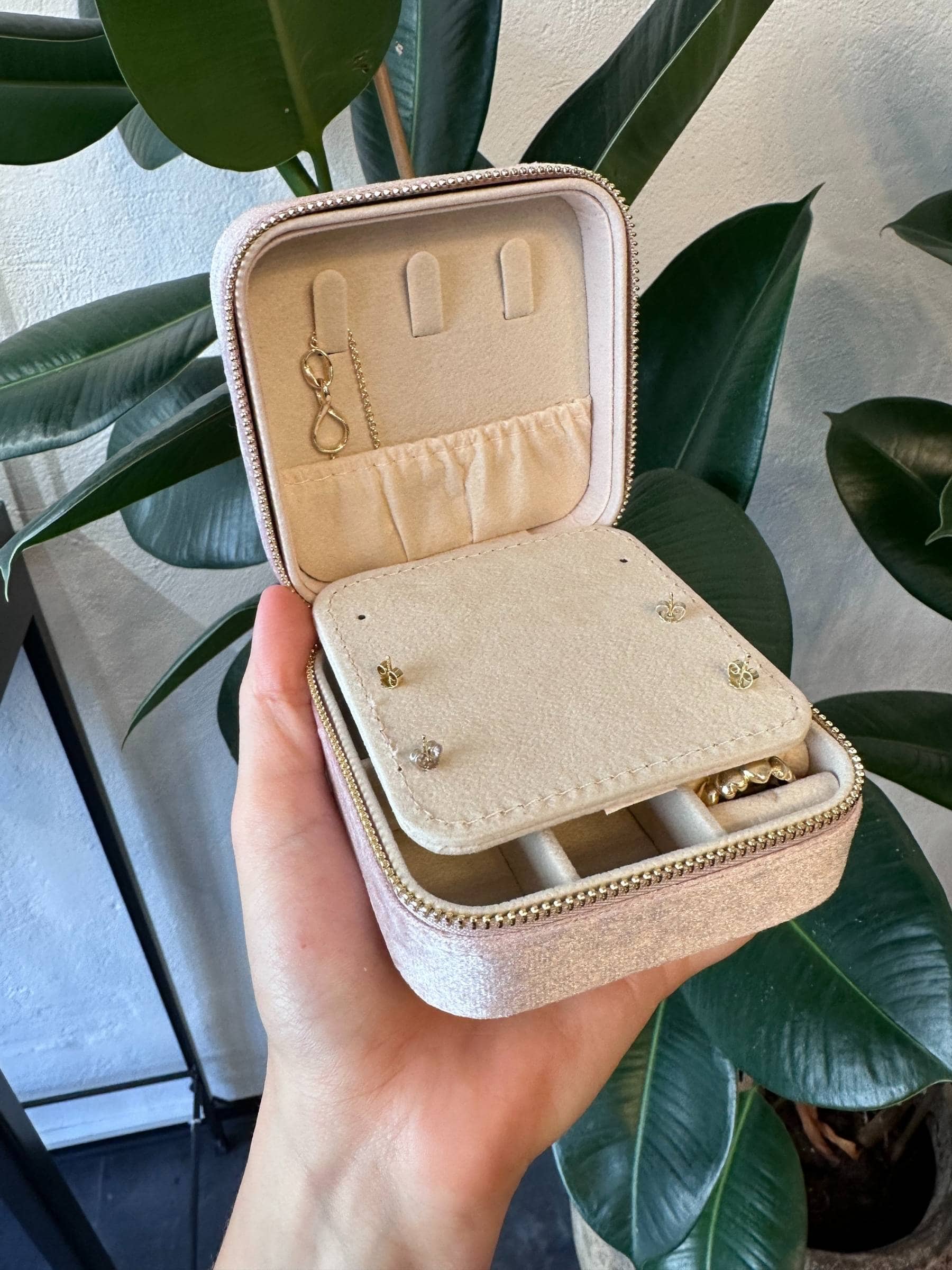 Lyserødt velour rejse smykkeskrin med rum til større og mindre smykker og indbygget spejl.