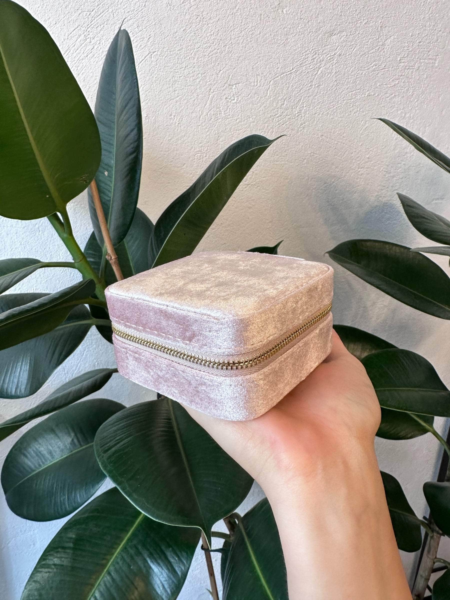 Lyserødt velour rejse smykkeskrin med rum til smykker og indbygget spejl.