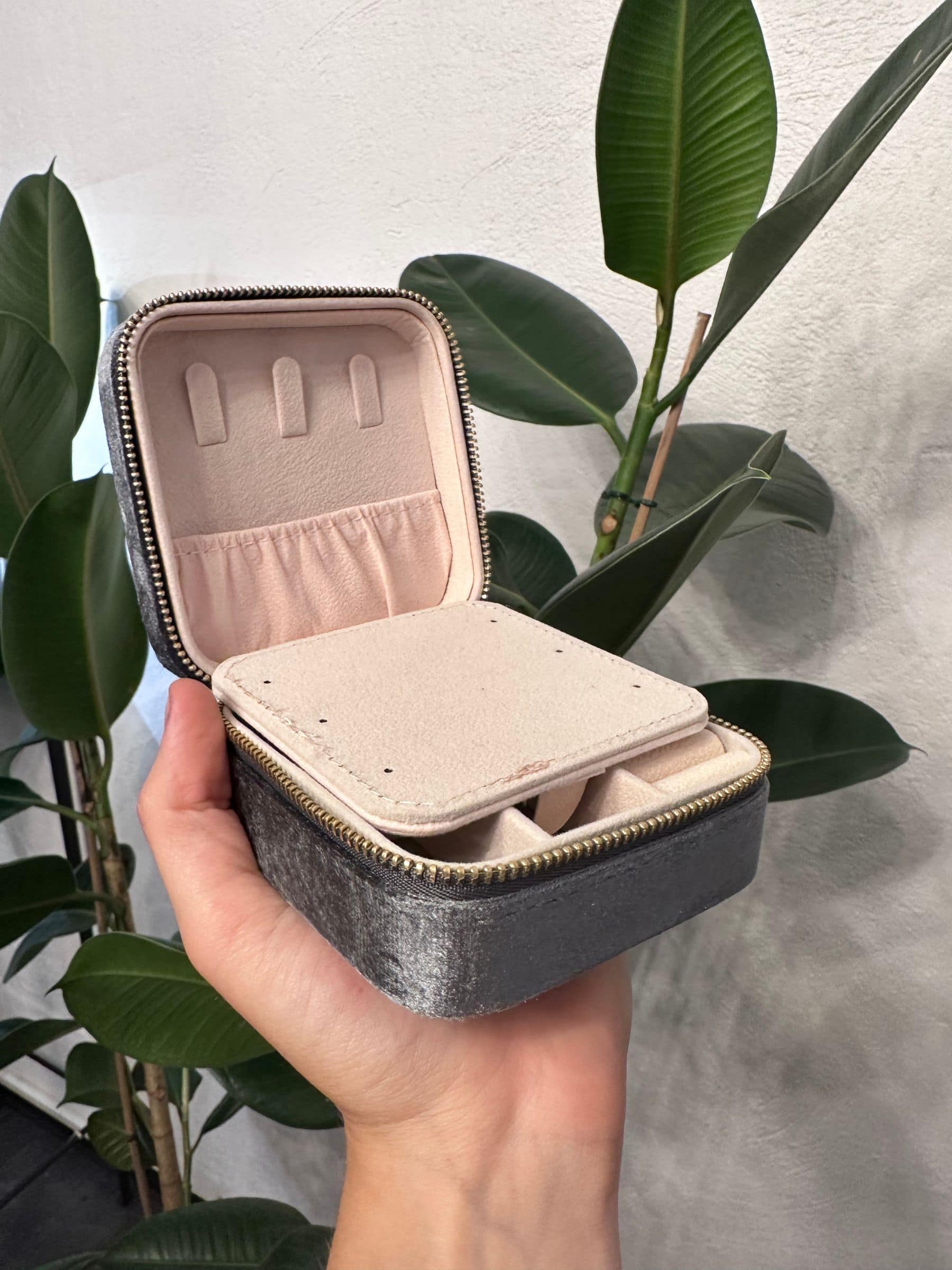 Gråt velour smykkeskrin med ruminddeling og spejl til opbevaring af smykker under rejser.