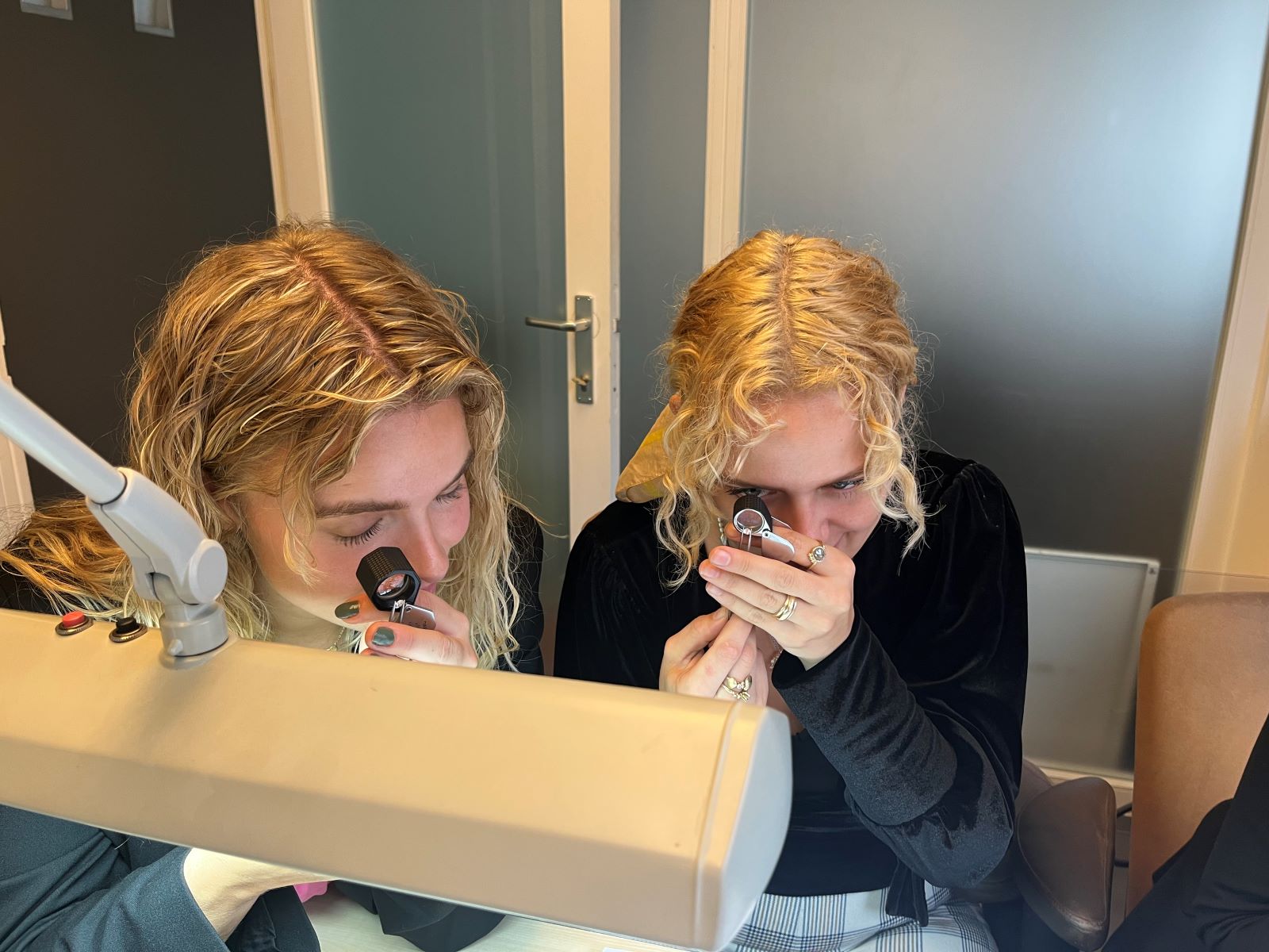 Diamanter bliver tjekket i en speciel diamant lup inden de bliver indkøbt i Antwerpen