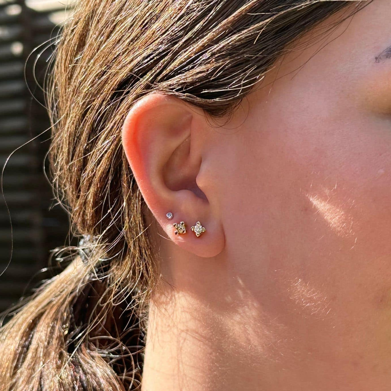 Smukke og funklende diamant ørestikker i hvidguld på kvindes øre
