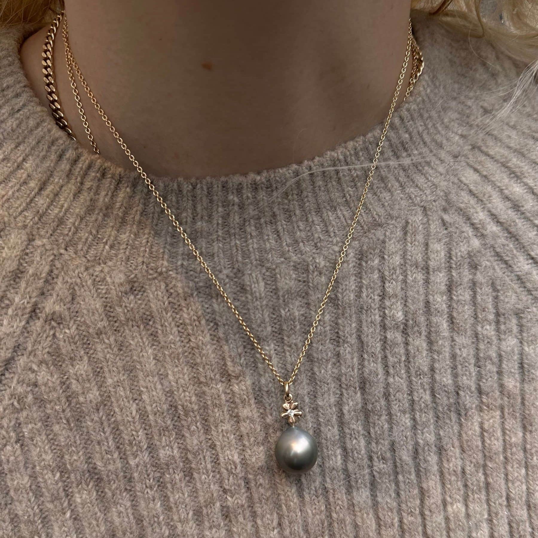 Forglemmigej smykke vedhæng med perle på guldkæde