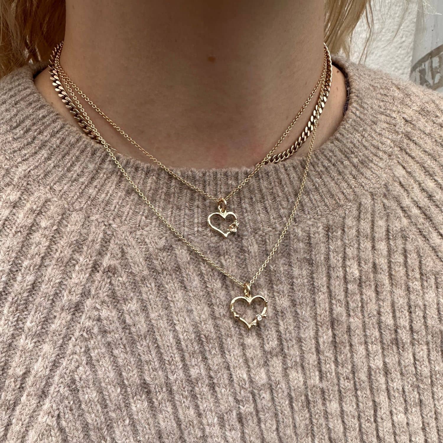 14 kt guldhjerte med guldkugler og funklende brillant, elegant design i fin tråd