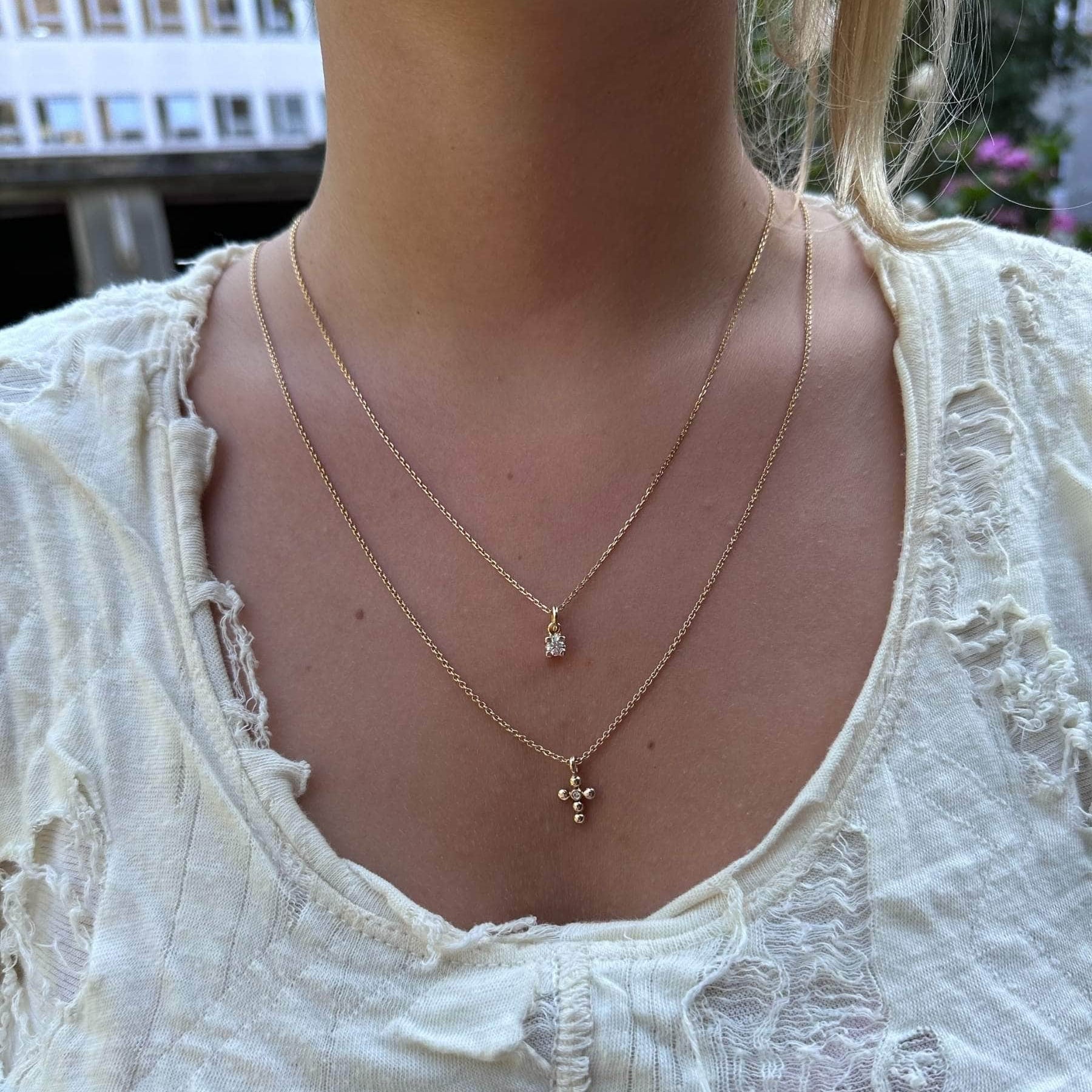 14 karat guldkors vedhæng med brillant, skabt af 5 fine kugler med diamant i midten